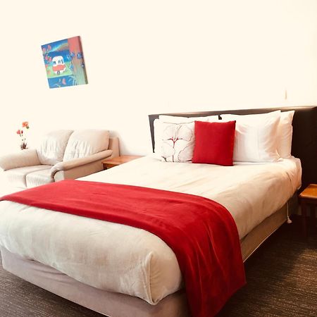 تاوبو Cascades Lakefront Motel المظهر الخارجي الصورة A bedroom at the hotel