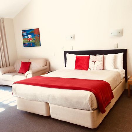تاوبو Cascades Lakefront Motel المظهر الخارجي الصورة A room at the hotel