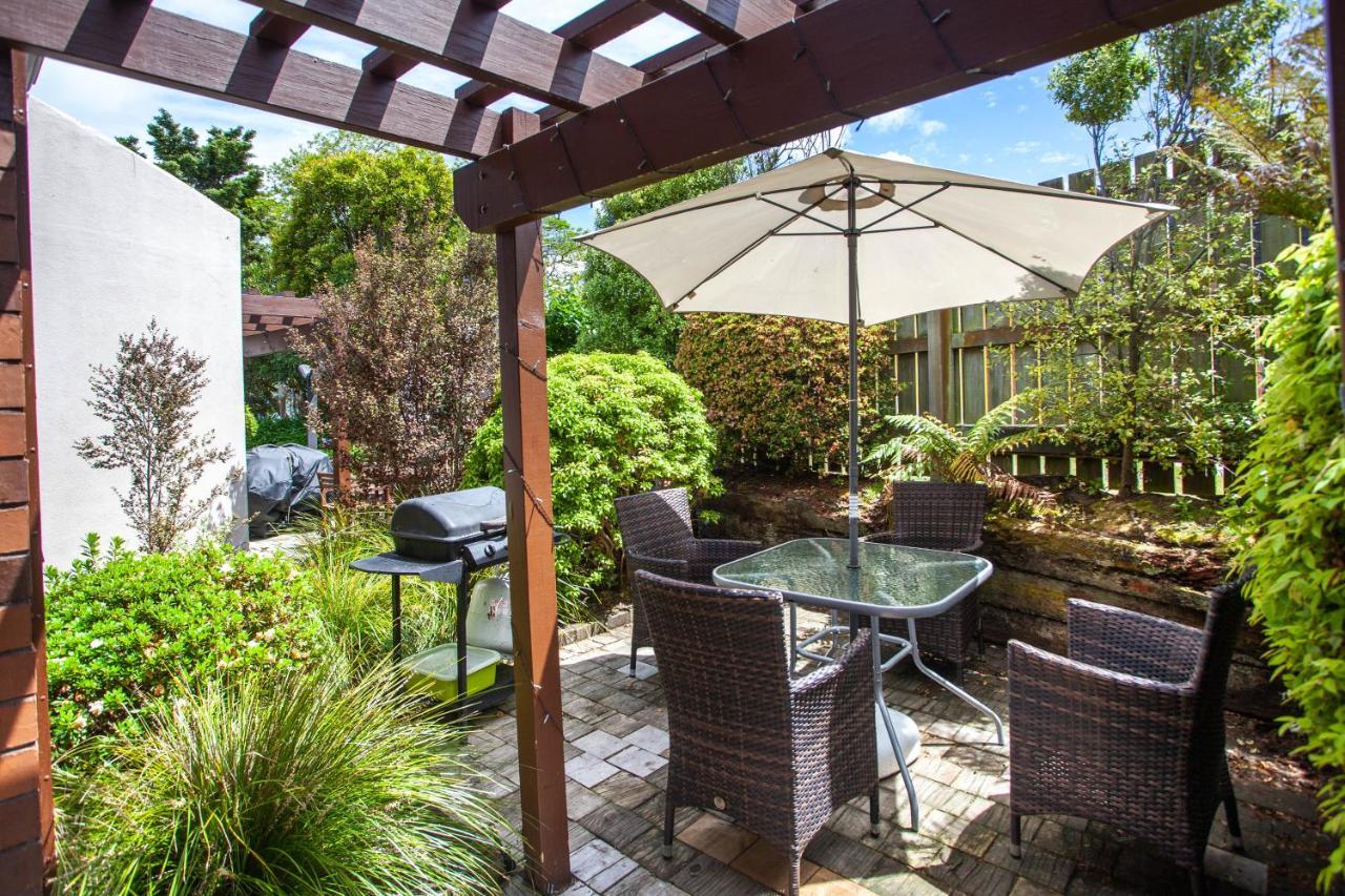 تاوبو Cascades Lakefront Motel المظهر الخارجي الصورة A patio with a pergola