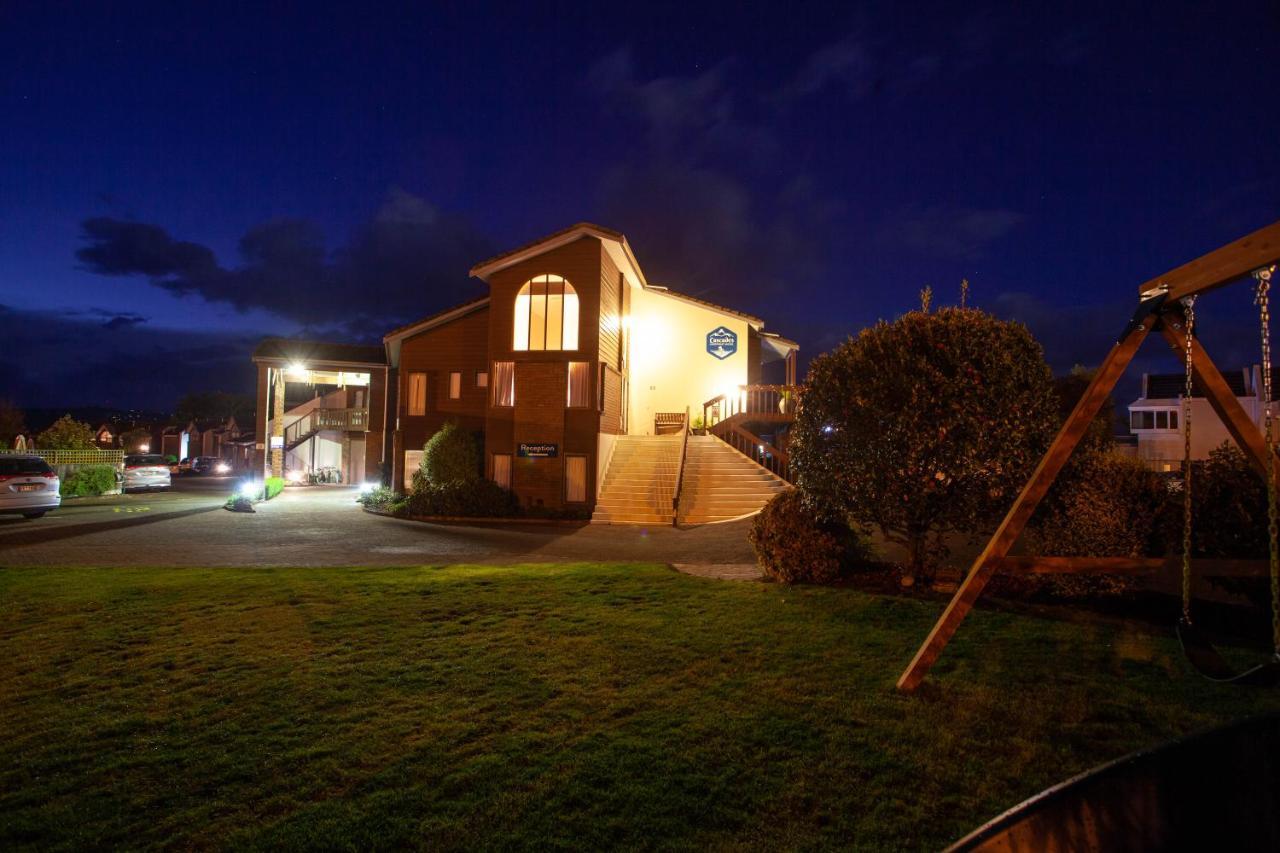 تاوبو Cascades Lakefront Motel المظهر الخارجي الصورة The church at night