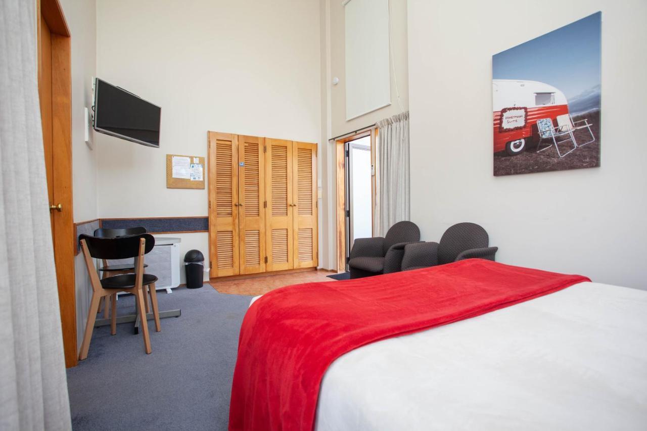 تاوبو Cascades Lakefront Motel المظهر الخارجي الصورة A typical studio apartment