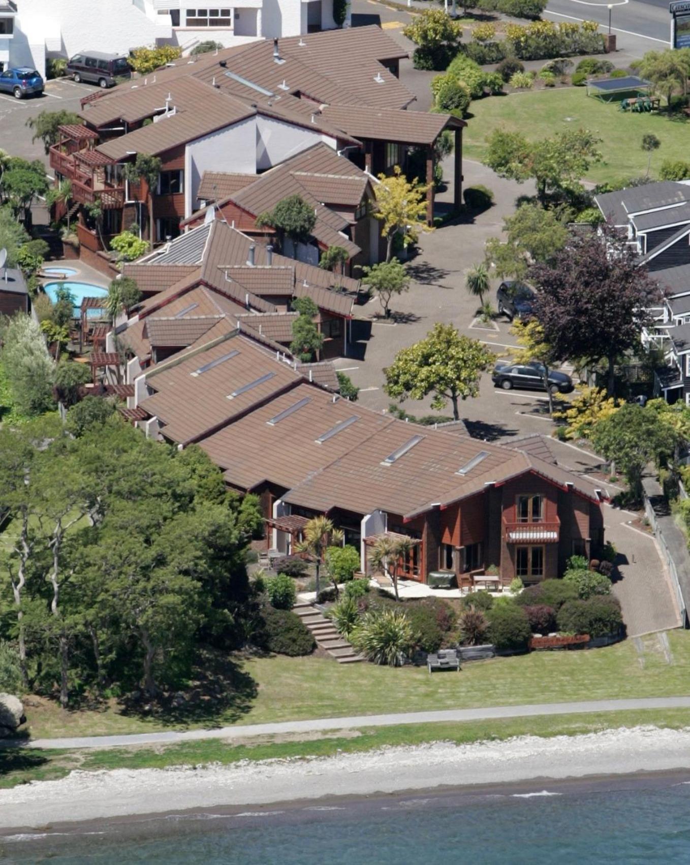 تاوبو Cascades Lakefront Motel المظهر الخارجي الصورة The house from the air