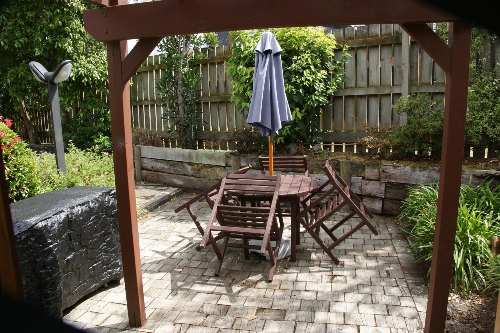 تاوبو Cascades Lakefront Motel الغرفة الصورة A backyard patio