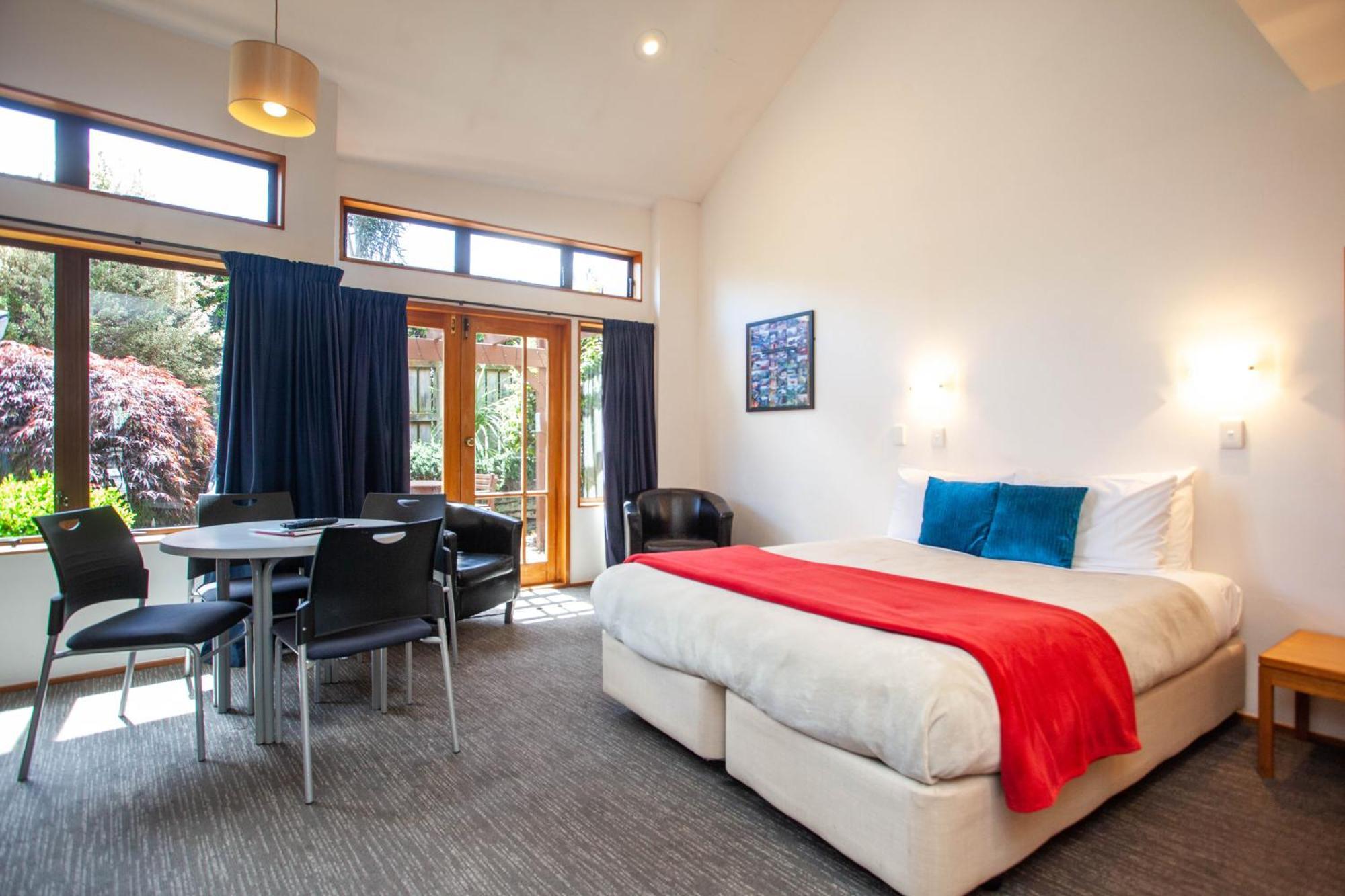 تاوبو Cascades Lakefront Motel الغرفة الصورة A typical studio apartment