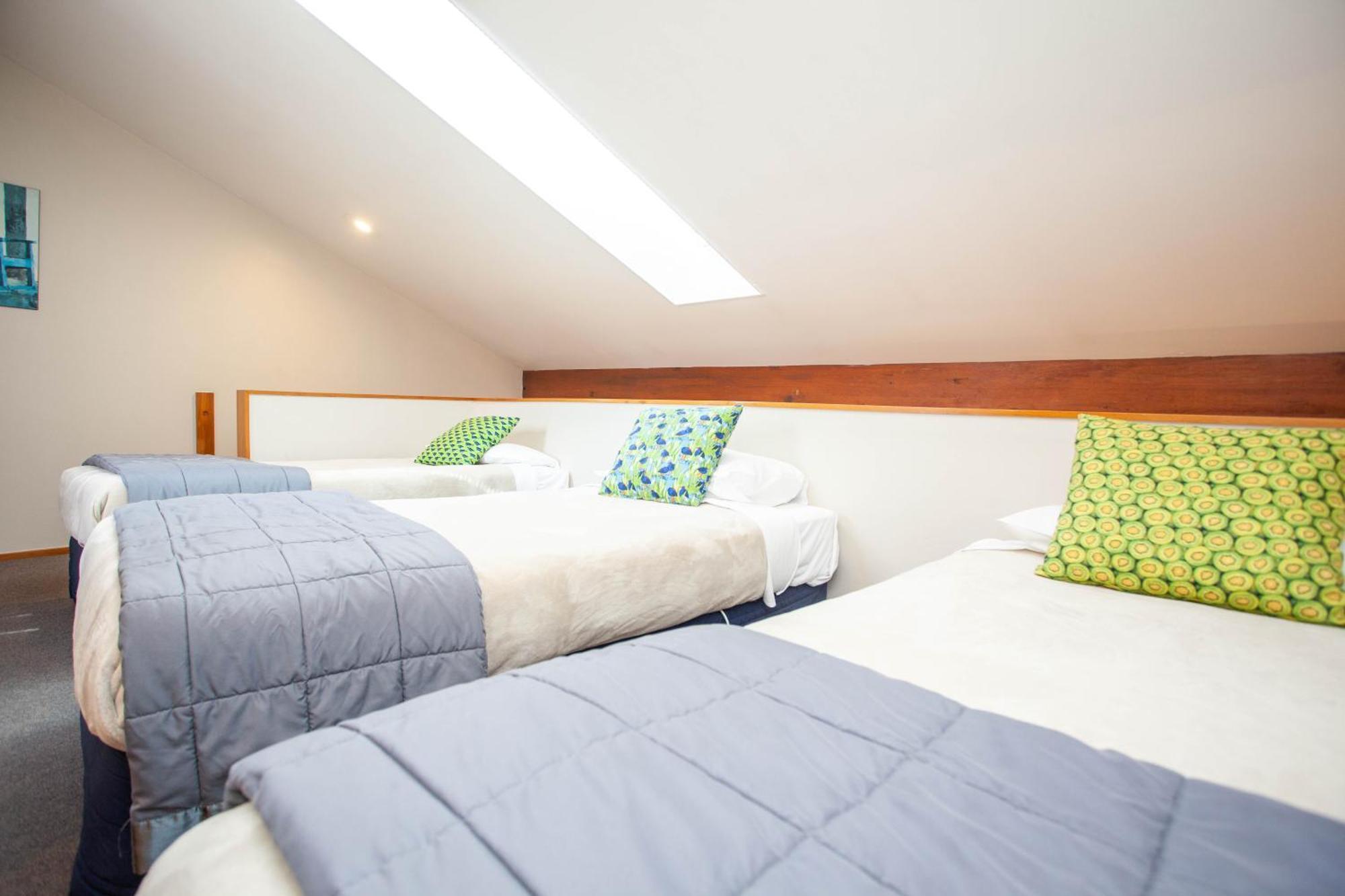 تاوبو Cascades Lakefront Motel الغرفة الصورة A room at the hotel