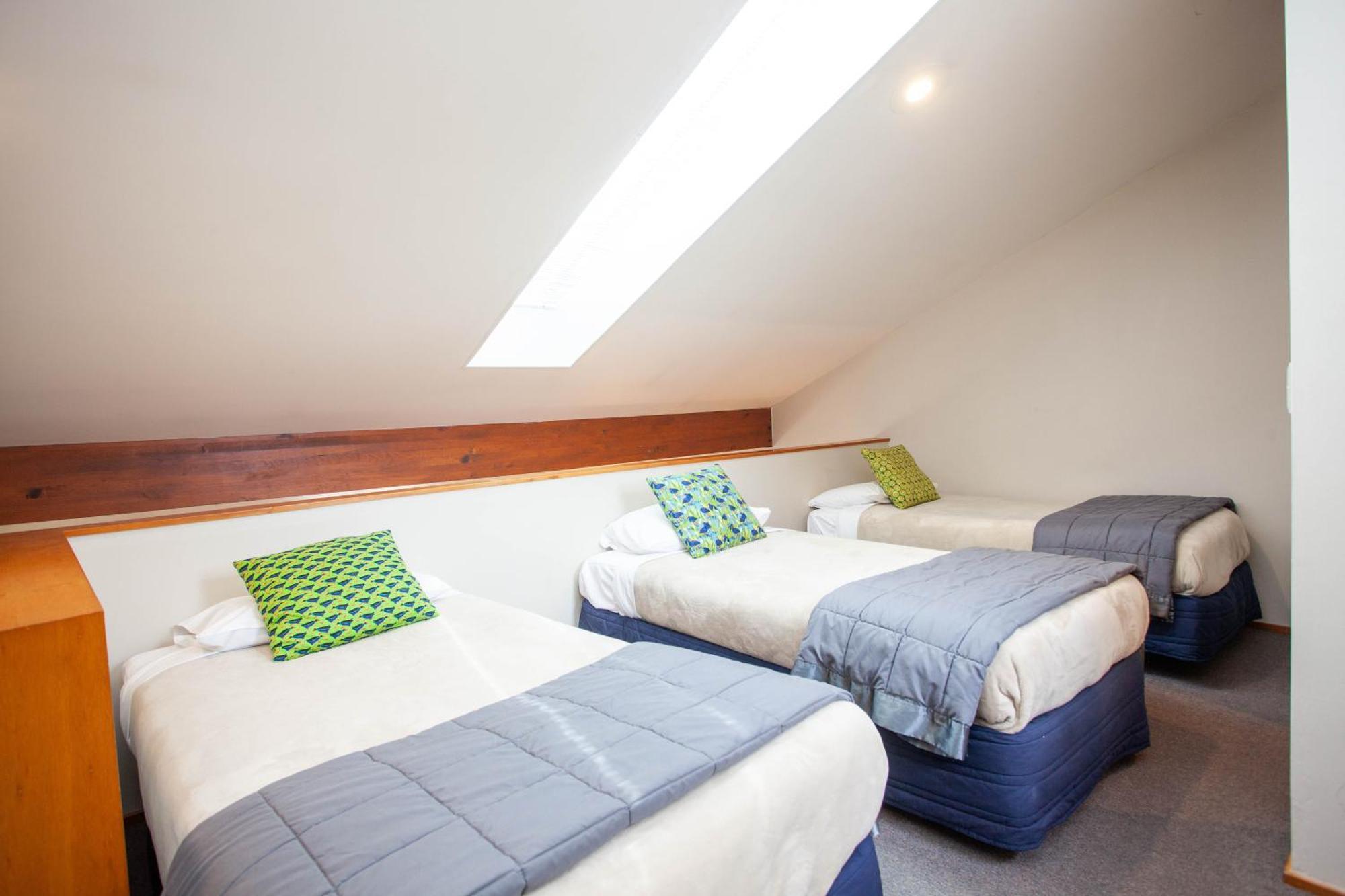 تاوبو Cascades Lakefront Motel الغرفة الصورة A typical bedroom in the Village