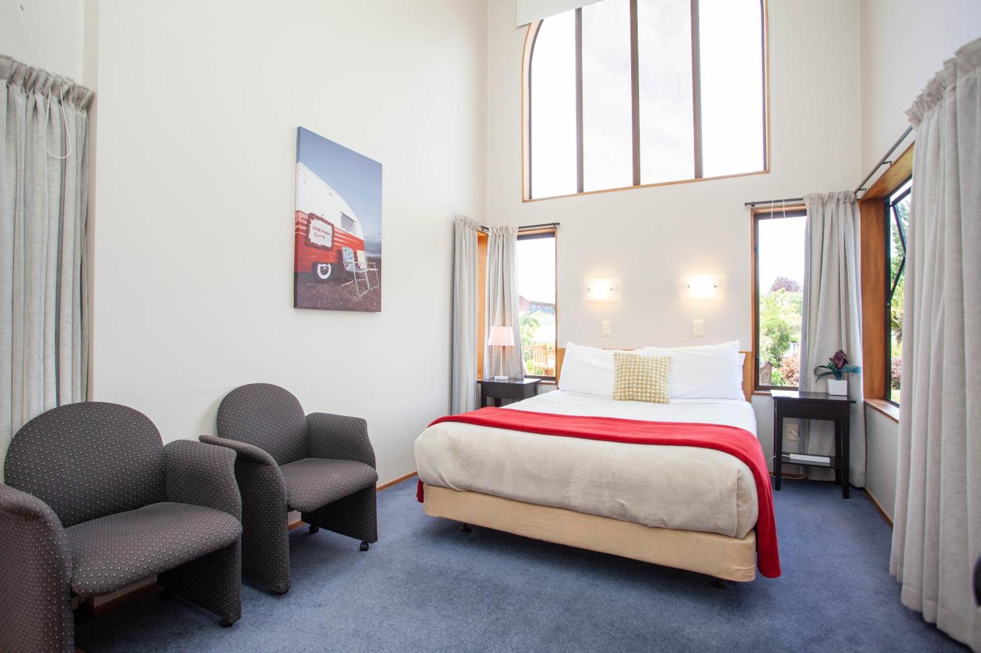 تاوبو Cascades Lakefront Motel الغرفة الصورة A room at the hotel