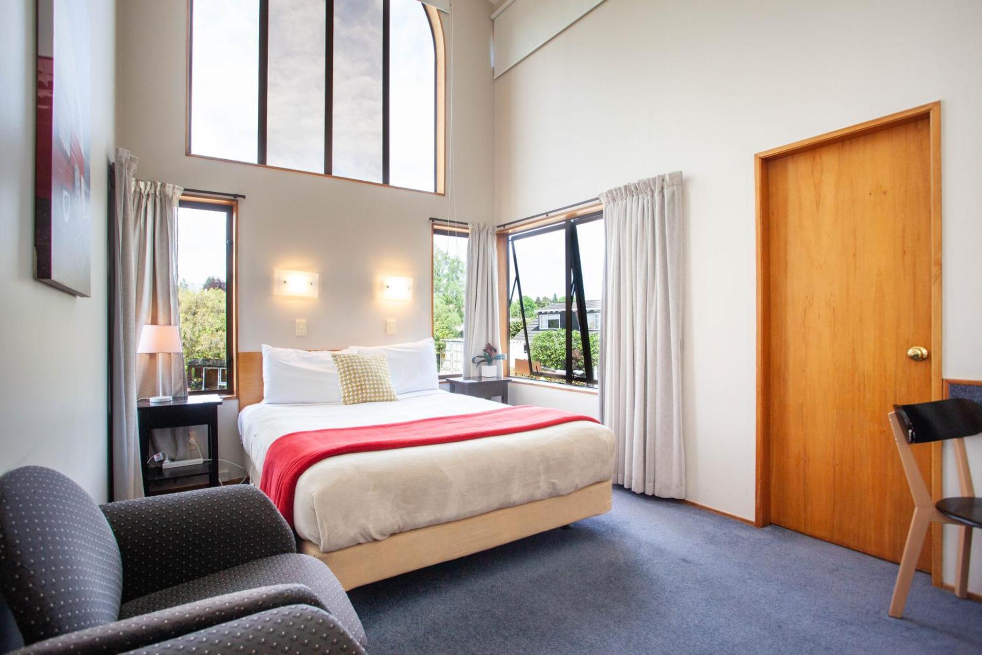 تاوبو Cascades Lakefront Motel الغرفة الصورة A room at the hotel