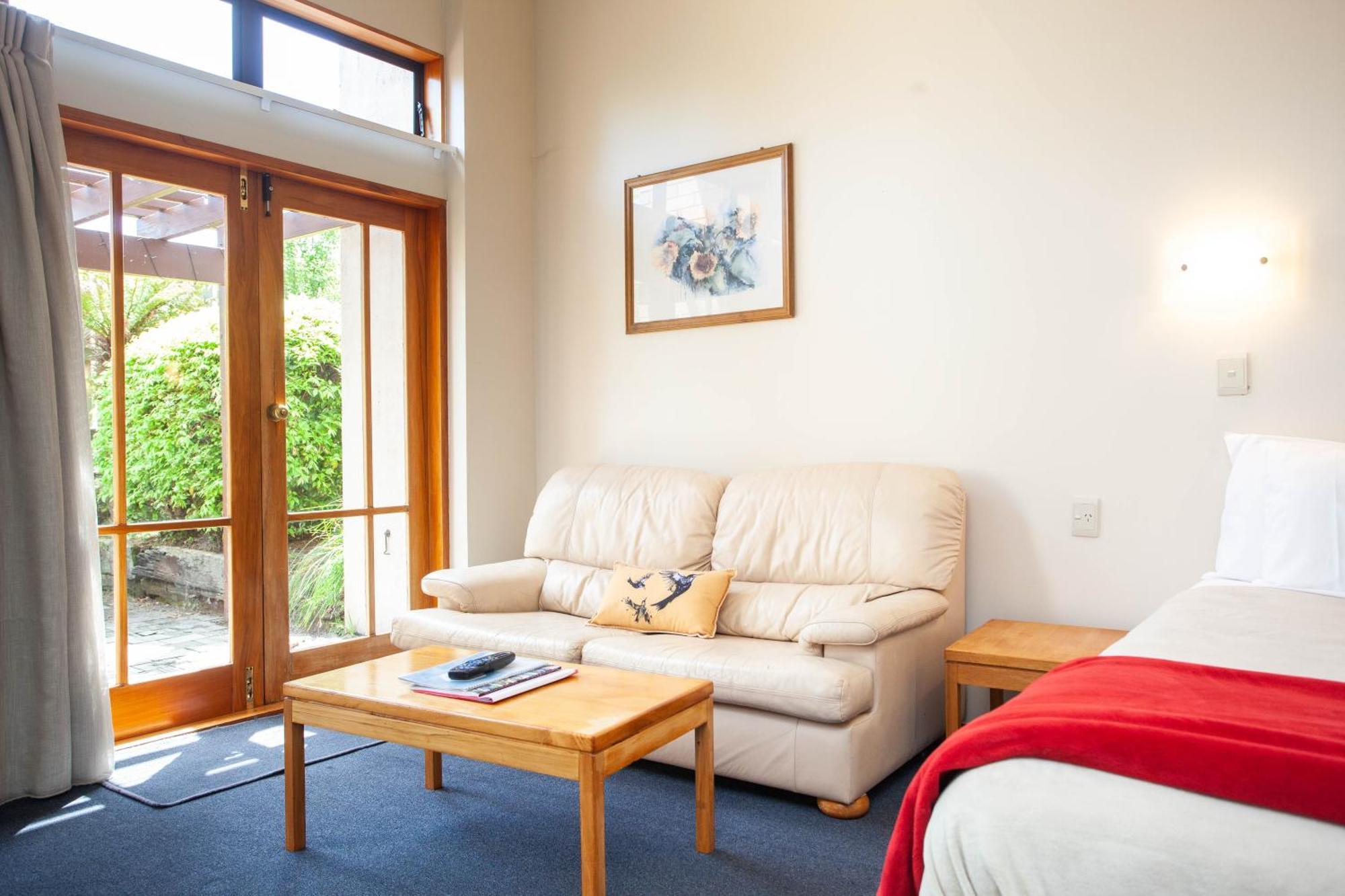 تاوبو Cascades Lakefront Motel الغرفة الصورة A typical room at the hotel