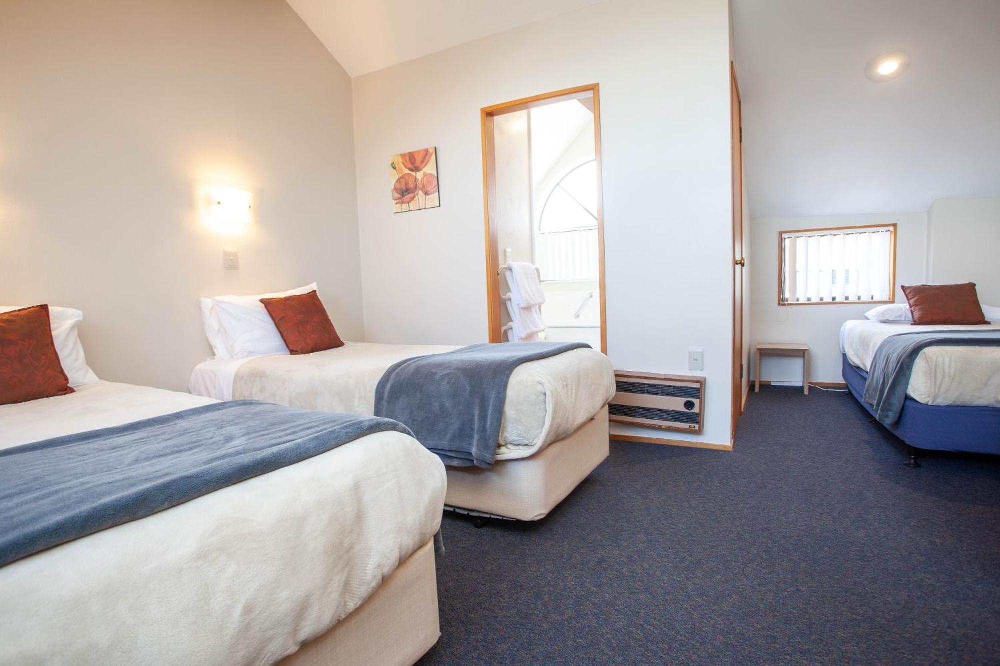 تاوبو Cascades Lakefront Motel الغرفة الصورة A typical motel room