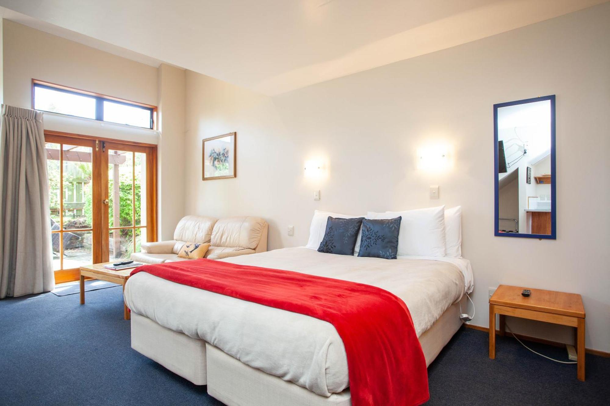 تاوبو Cascades Lakefront Motel الغرفة الصورة A typical studio apartment
