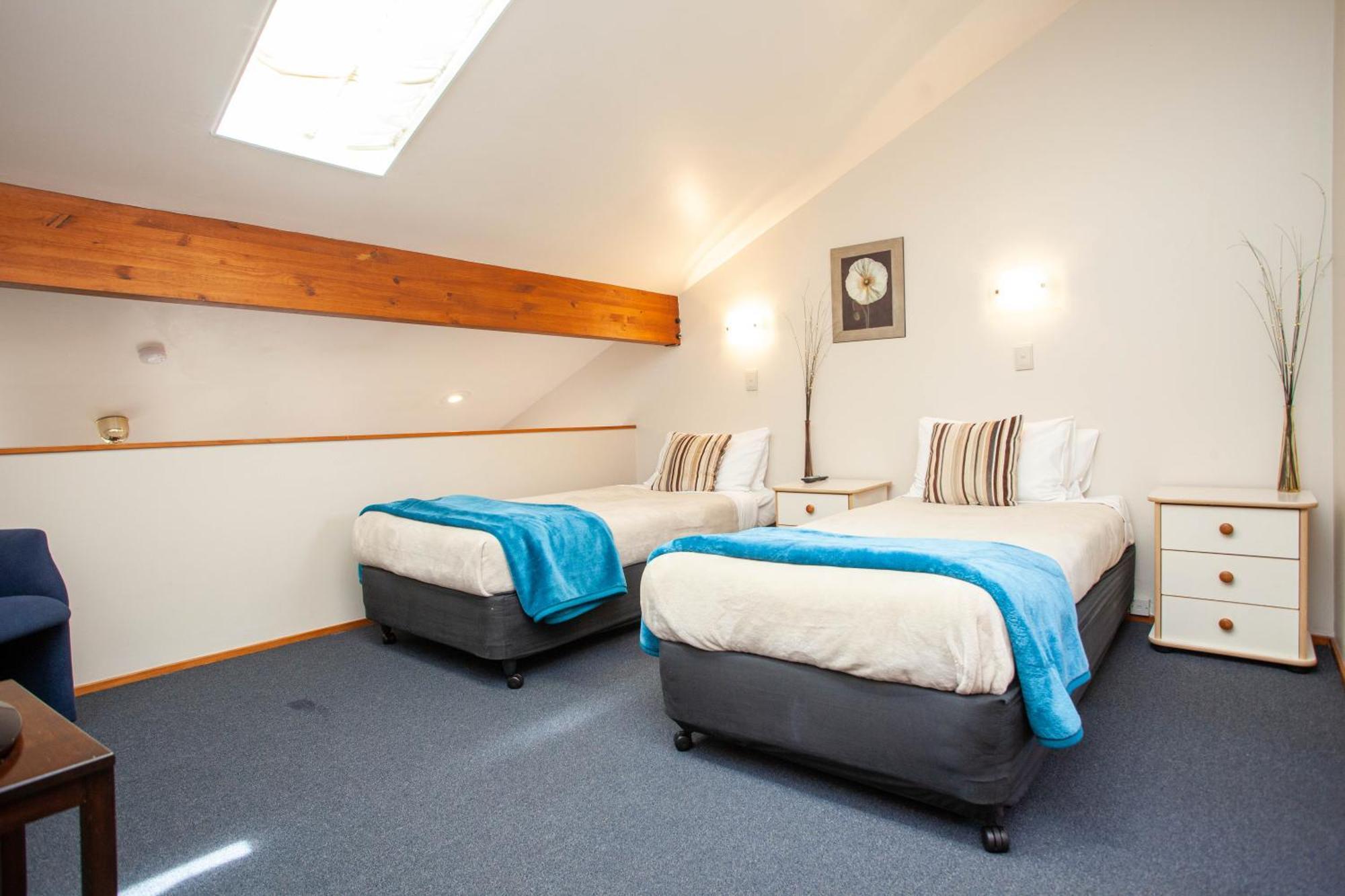 تاوبو Cascades Lakefront Motel الغرفة الصورة A room at the hotel