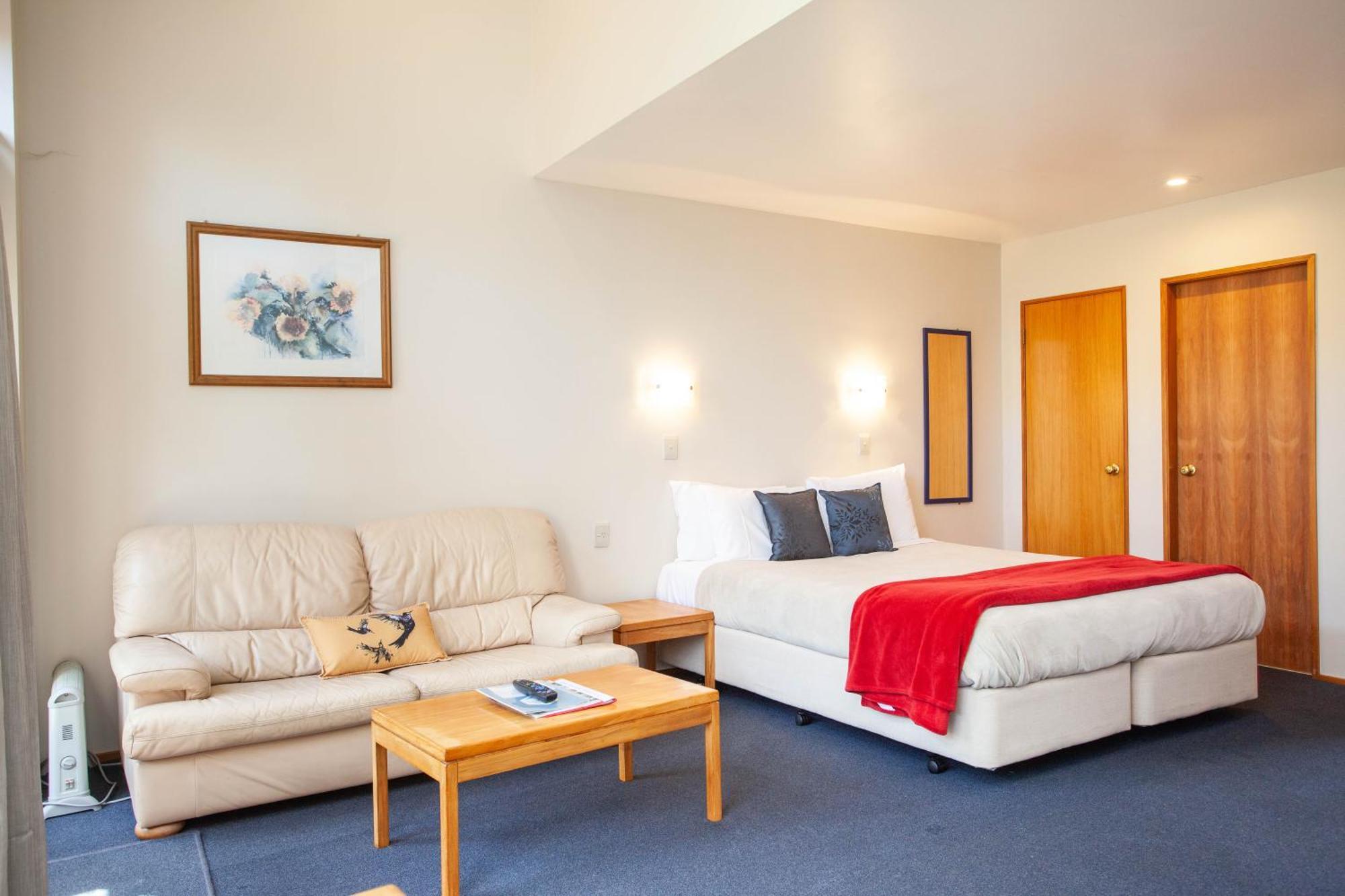 تاوبو Cascades Lakefront Motel الغرفة الصورة A typical hotel room