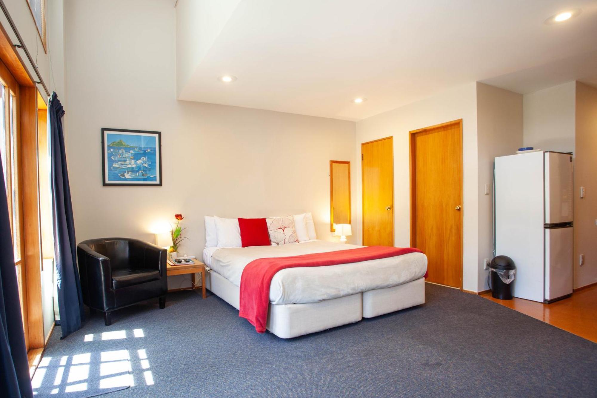 تاوبو Cascades Lakefront Motel الغرفة الصورة A typical studio apartment