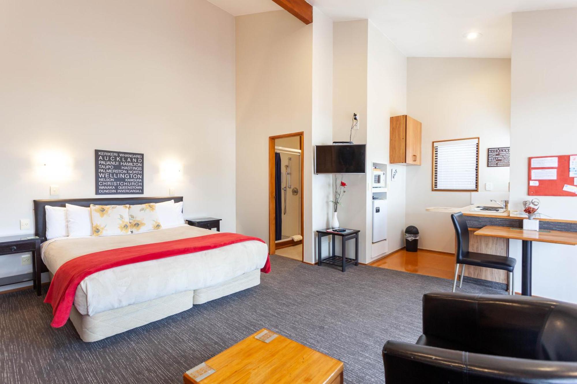 تاوبو Cascades Lakefront Motel الغرفة الصورة A studio apartment in New Zealand