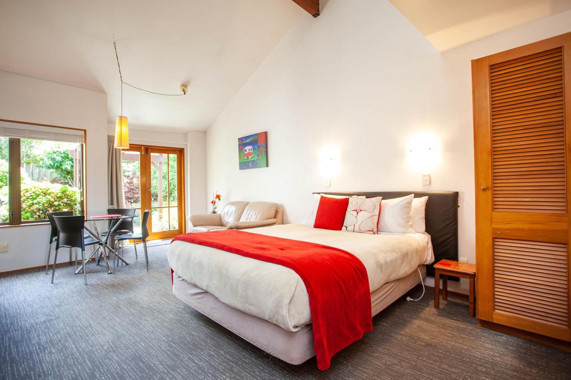 تاوبو Cascades Lakefront Motel الغرفة الصورة A typical Studio