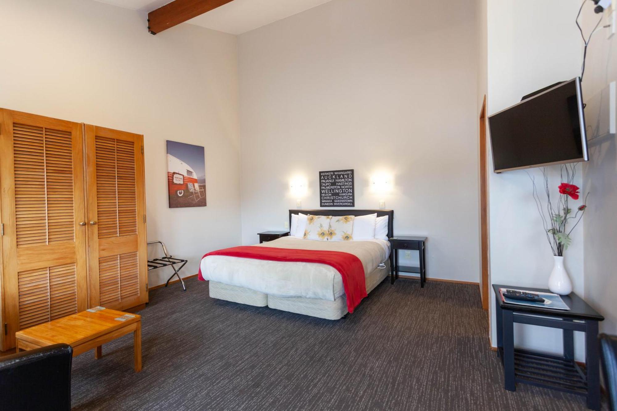 تاوبو Cascades Lakefront Motel الغرفة الصورة A room at the hotel
