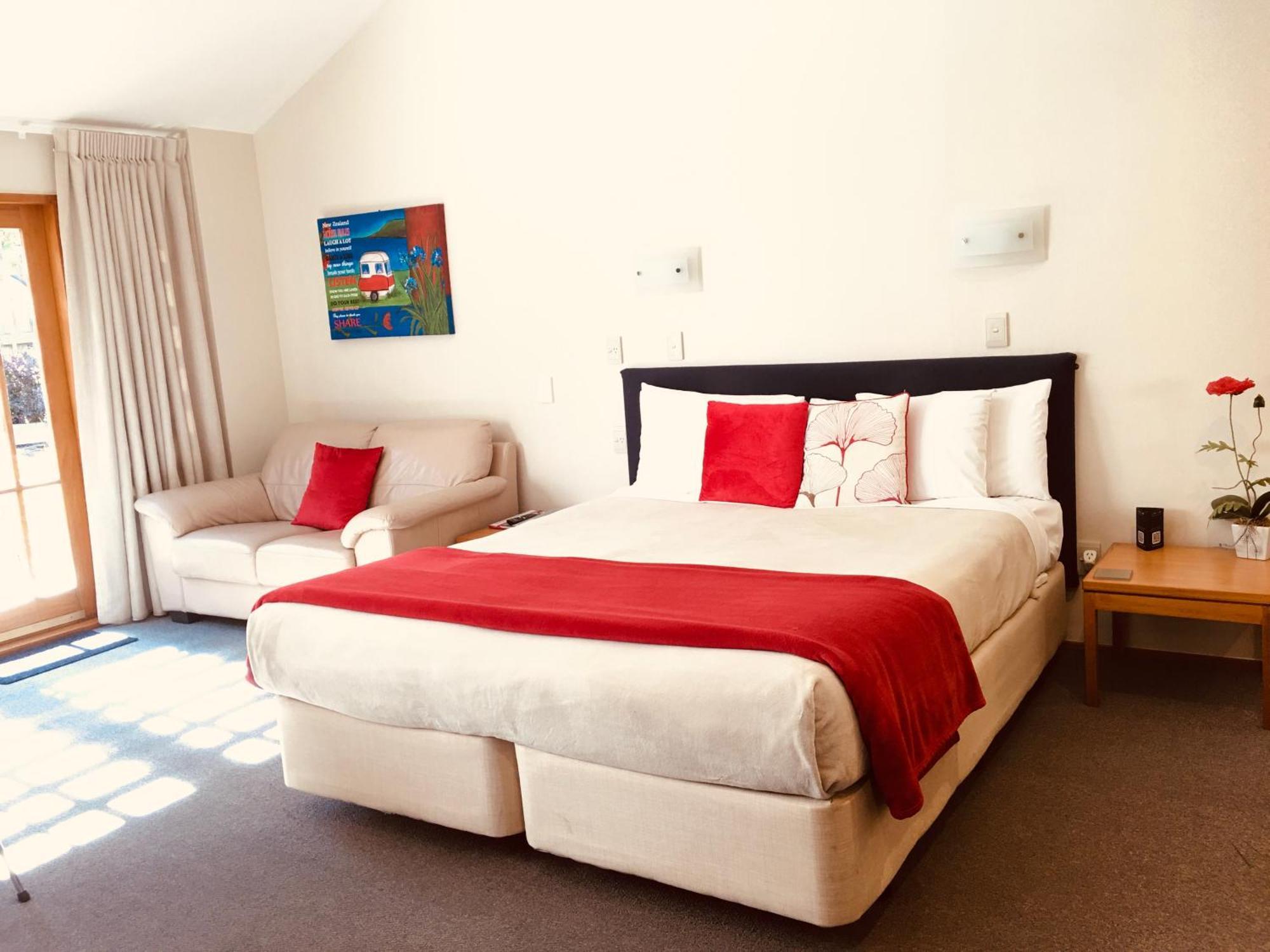 تاوبو Cascades Lakefront Motel المظهر الخارجي الصورة A room at the hotel