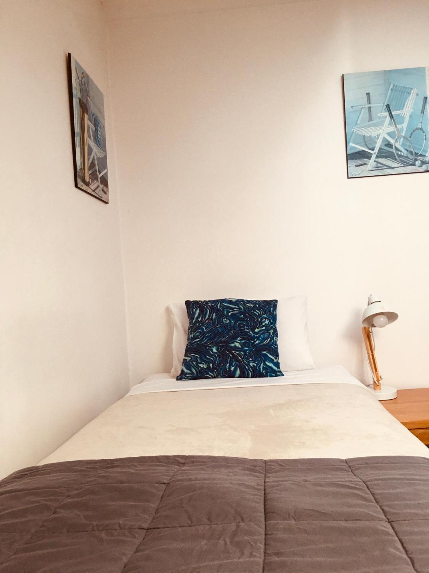 تاوبو Cascades Lakefront Motel المظهر الخارجي الصورة A single bed