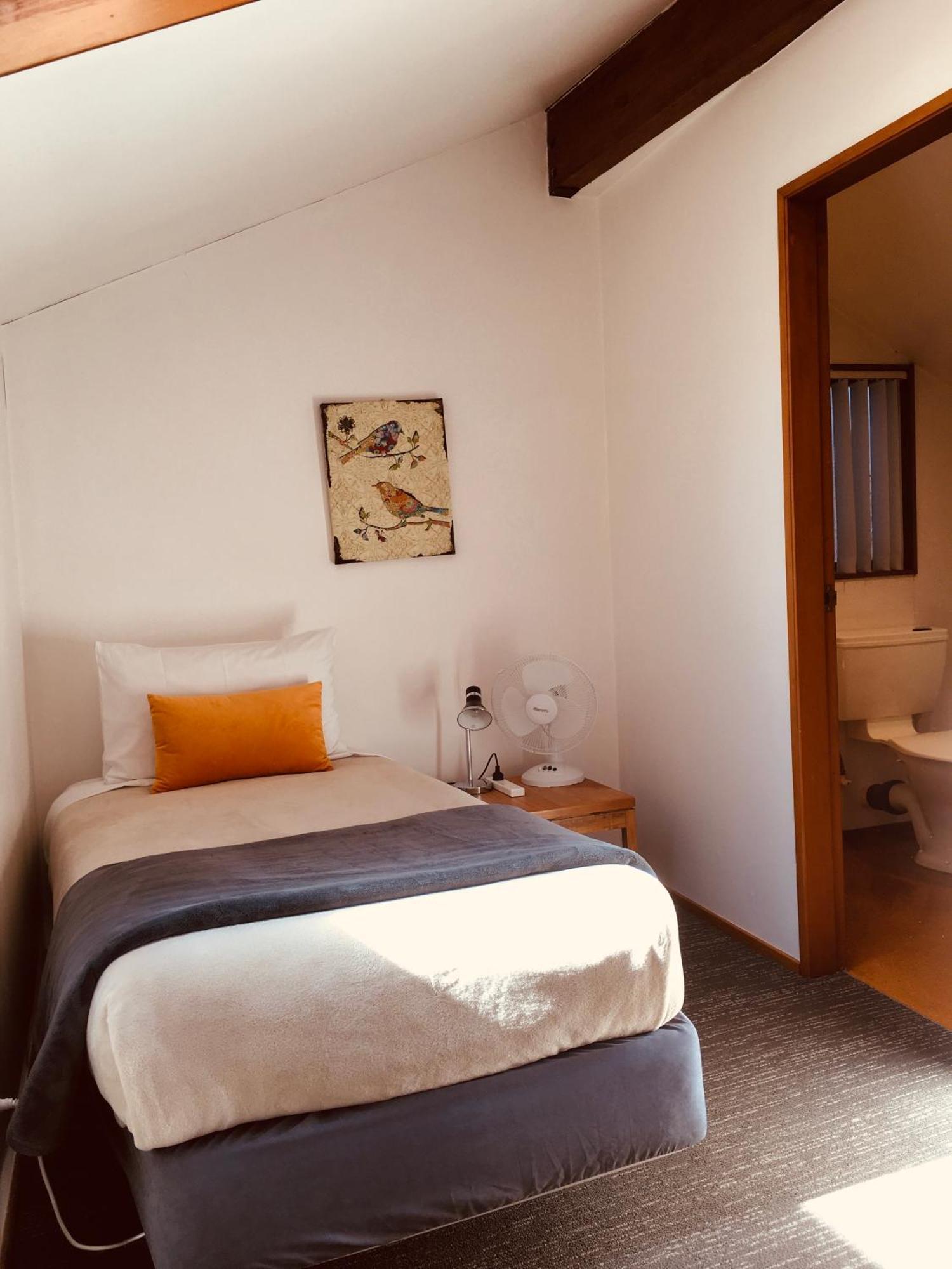 تاوبو Cascades Lakefront Motel المظهر الخارجي الصورة A single room at the hotel