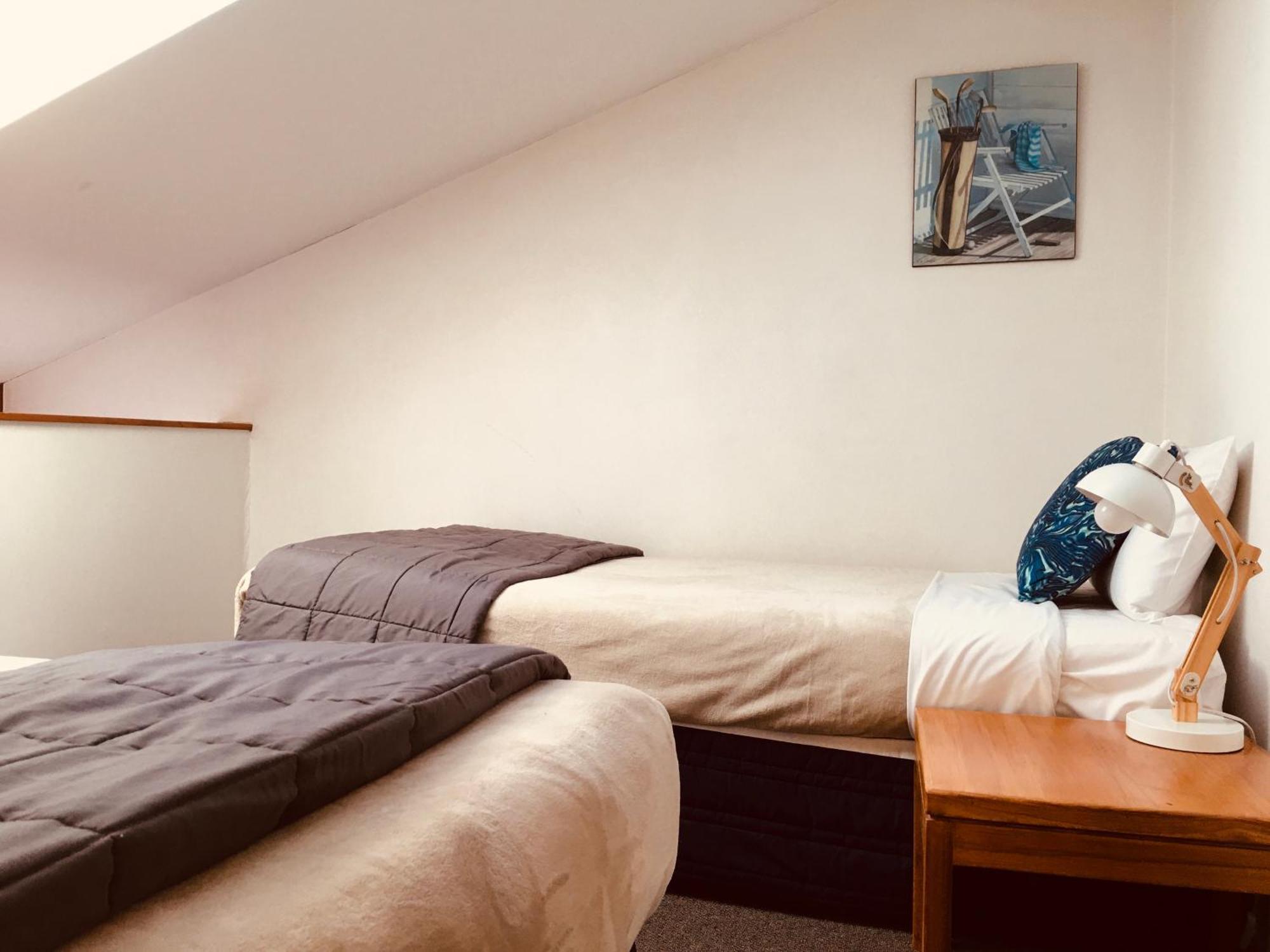 تاوبو Cascades Lakefront Motel المظهر الخارجي الصورة A bedroom at the hotel