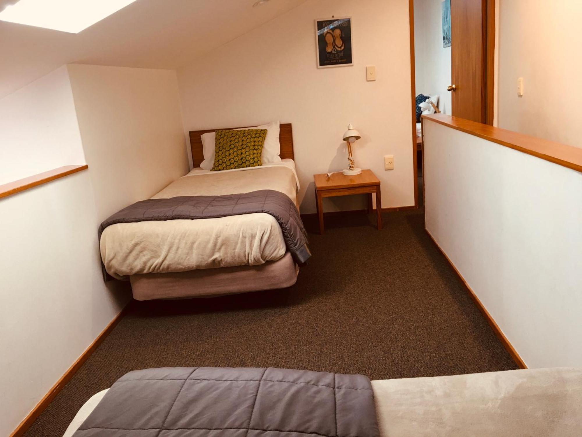 تاوبو Cascades Lakefront Motel المظهر الخارجي الصورة A single room at the hotel