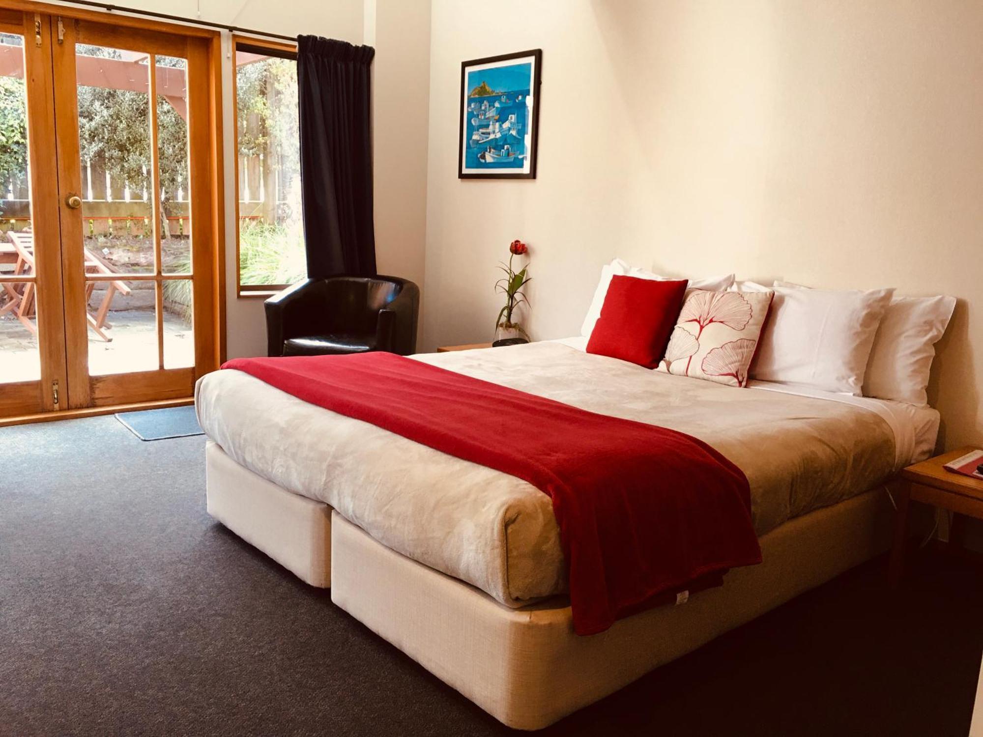 تاوبو Cascades Lakefront Motel المظهر الخارجي الصورة A room at the hotel
