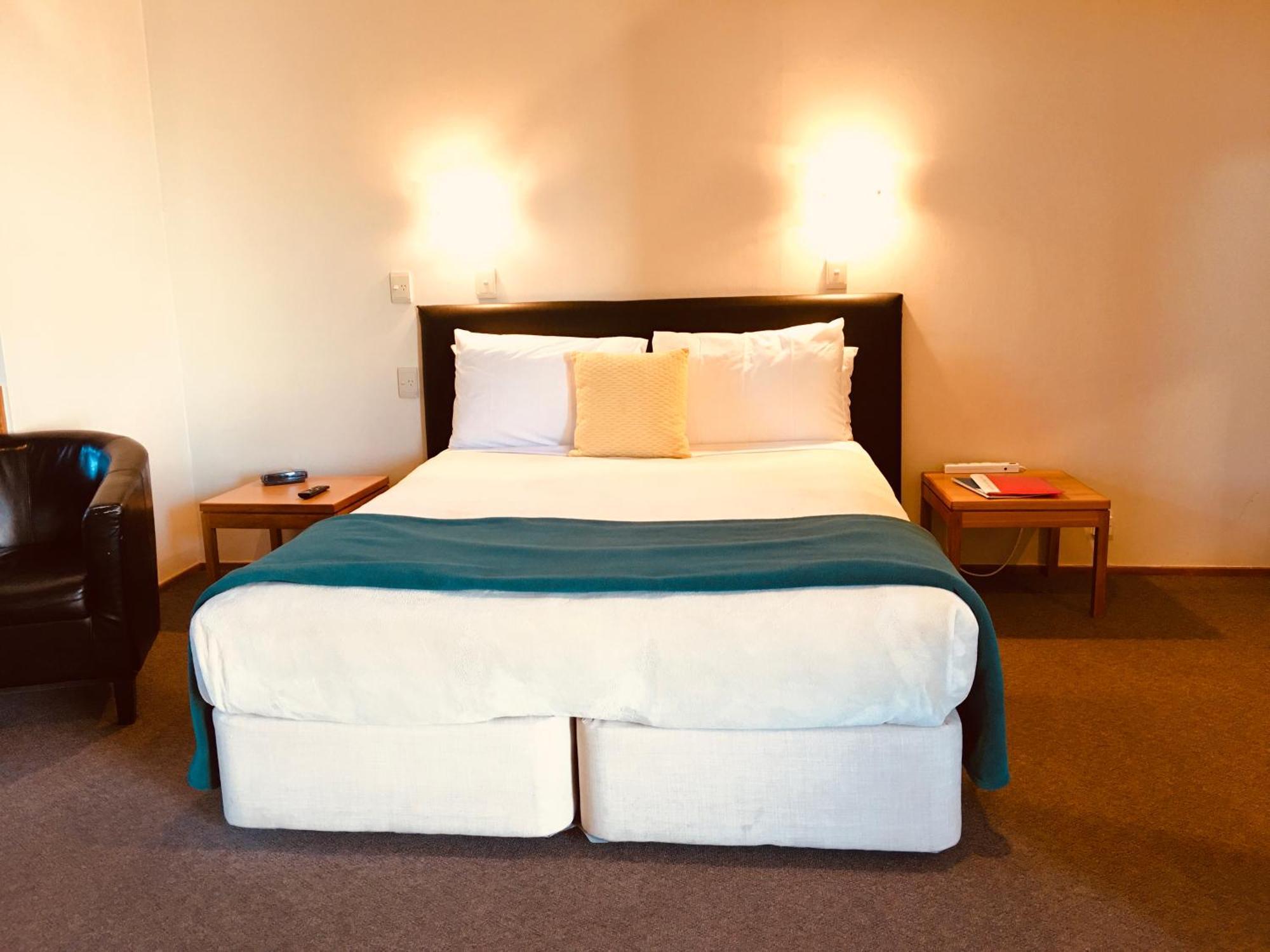 تاوبو Cascades Lakefront Motel المظهر الخارجي الصورة A bed in a hotel room