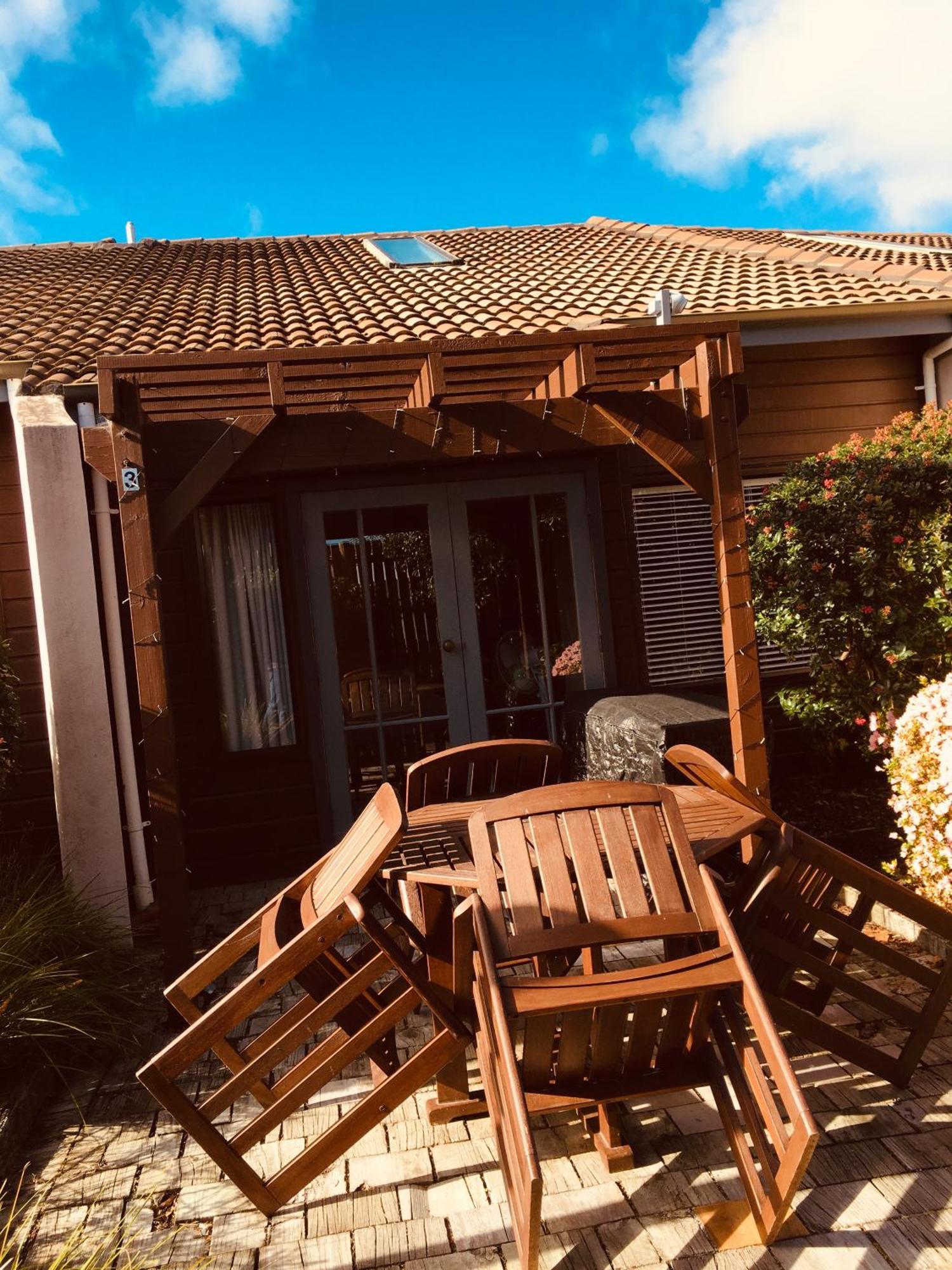 تاوبو Cascades Lakefront Motel المظهر الخارجي الصورة A pergola in Germany