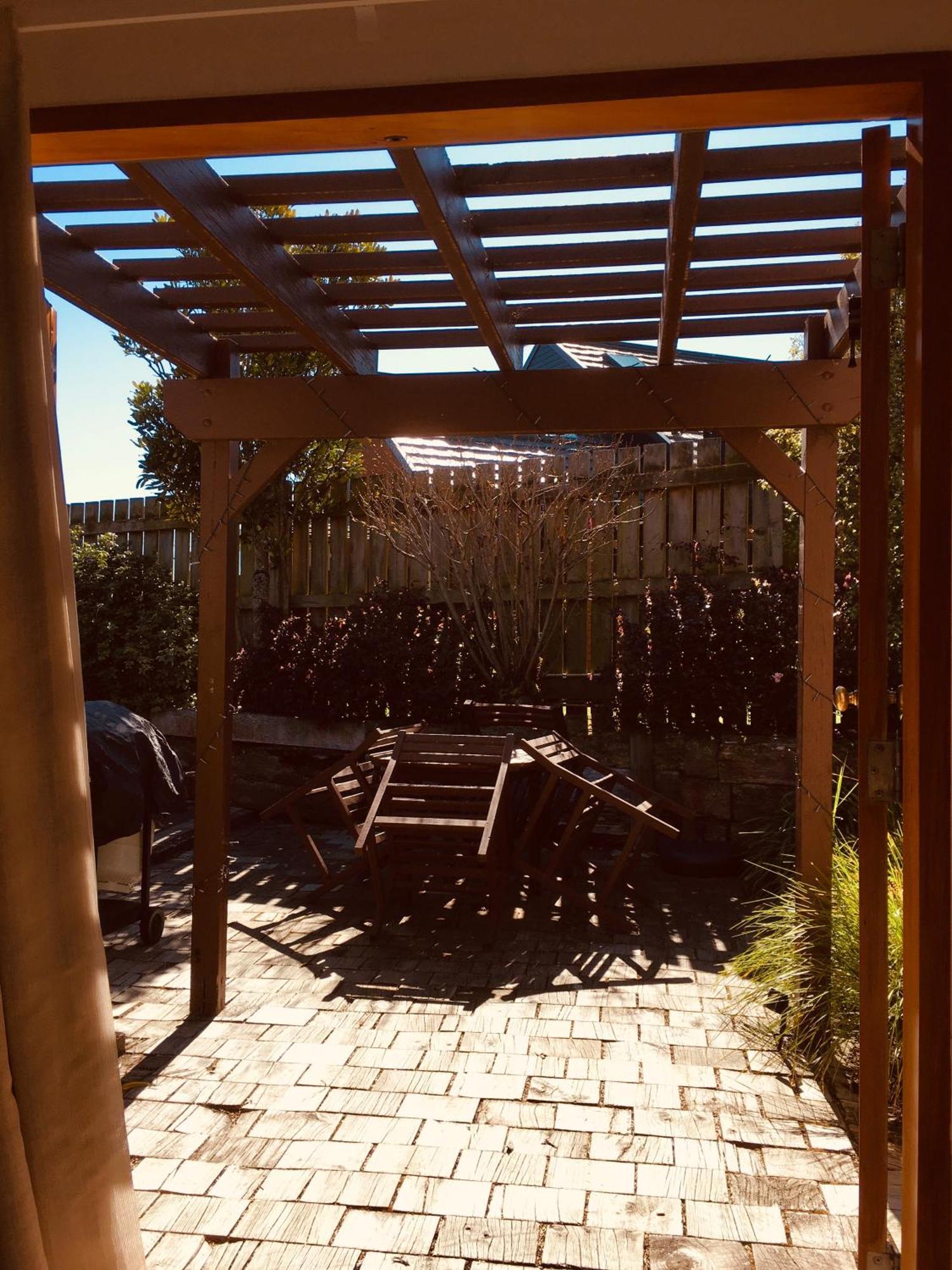 تاوبو Cascades Lakefront Motel المظهر الخارجي الصورة Pergola in a backyard