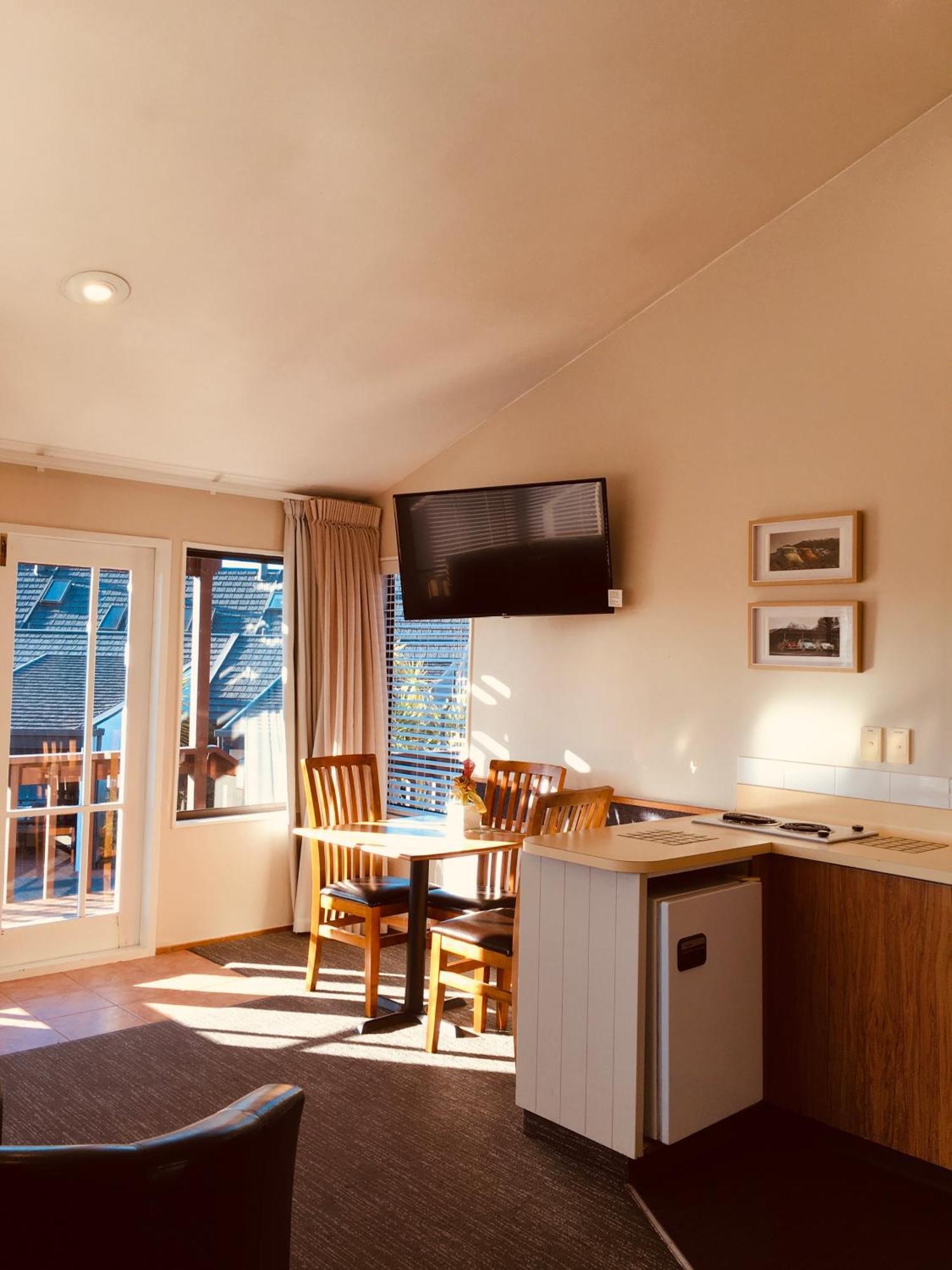 تاوبو Cascades Lakefront Motel المظهر الخارجي الصورة A television in a motel room