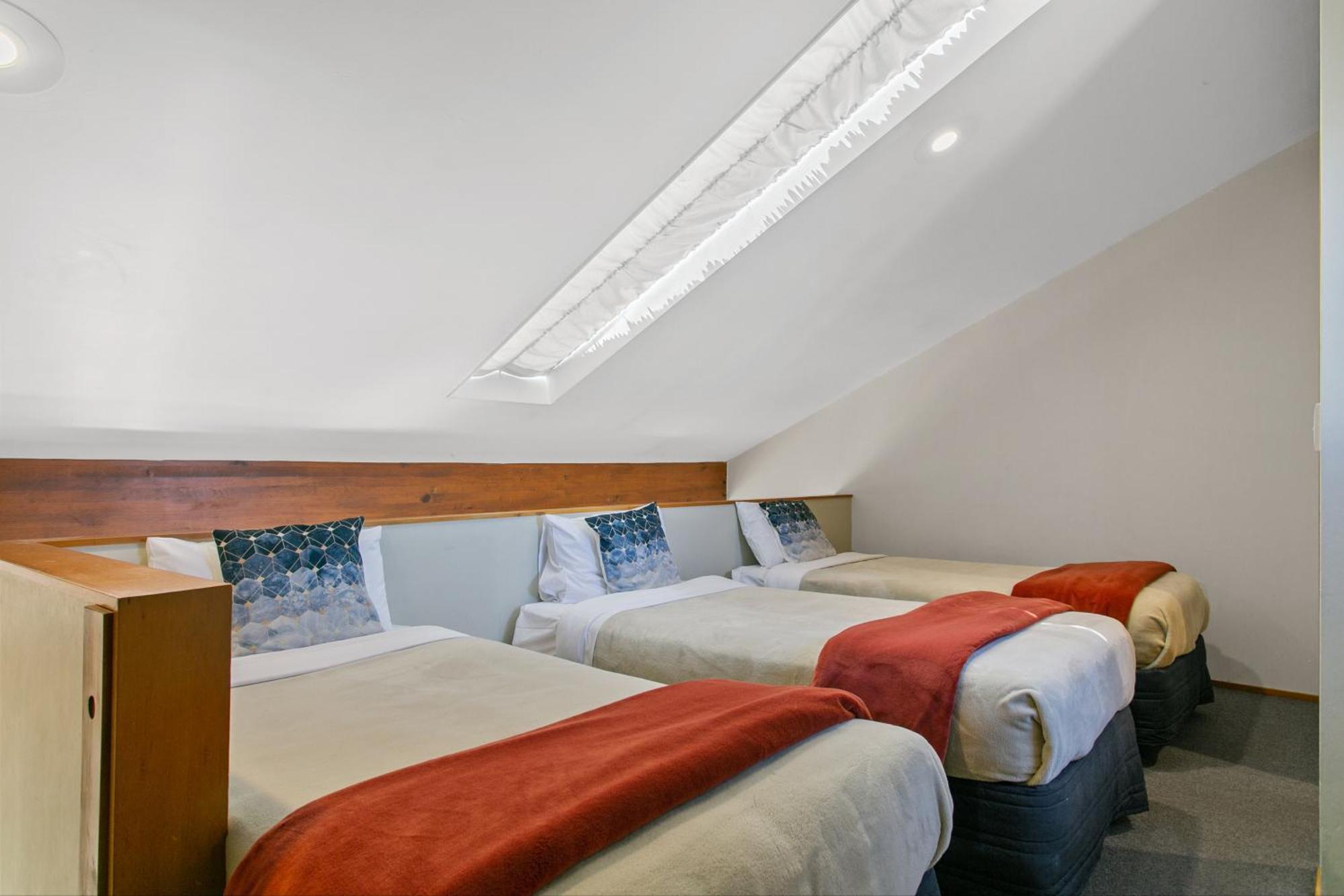 تاوبو Cascades Lakefront Motel المظهر الخارجي الصورة Skylight in a hotel room