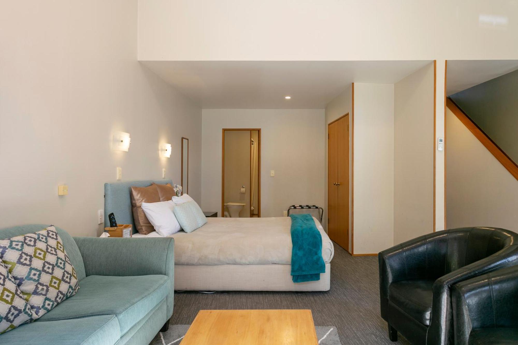 تاوبو Cascades Lakefront Motel المظهر الخارجي الصورة A typical studio apartment