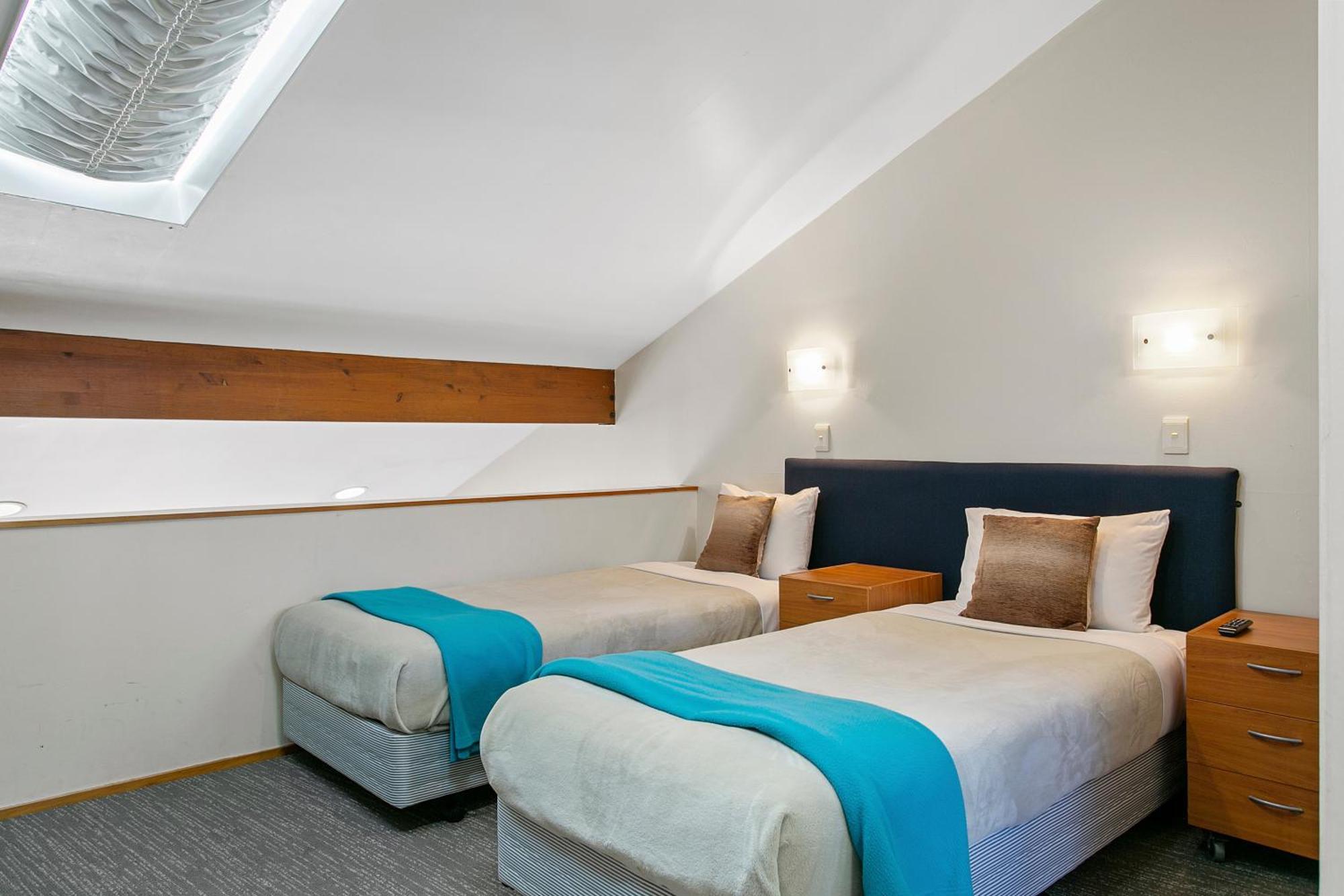 تاوبو Cascades Lakefront Motel المظهر الخارجي الصورة Loft room