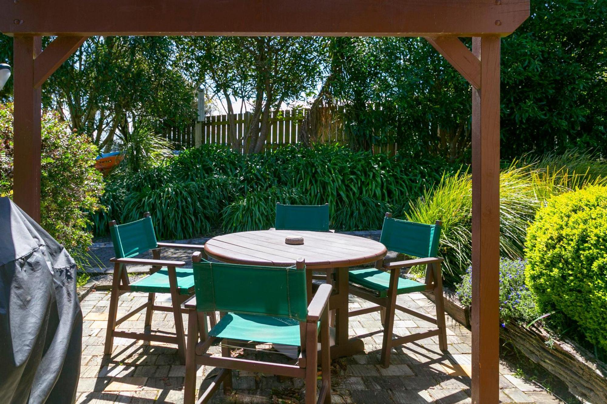 تاوبو Cascades Lakefront Motel المظهر الخارجي الصورة A pergola in a garden
