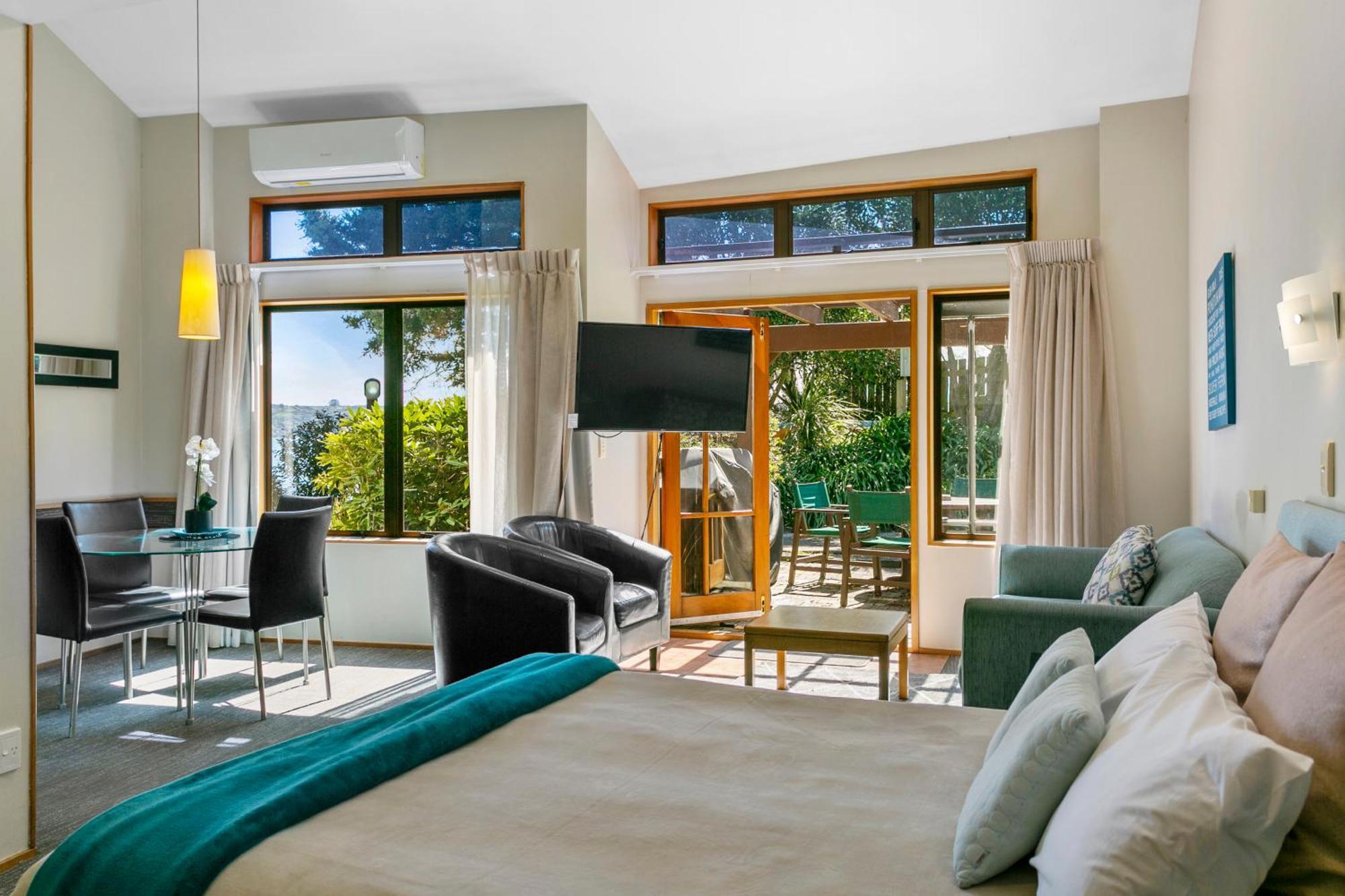تاوبو Cascades Lakefront Motel المظهر الخارجي الصورة A suite at the hotel