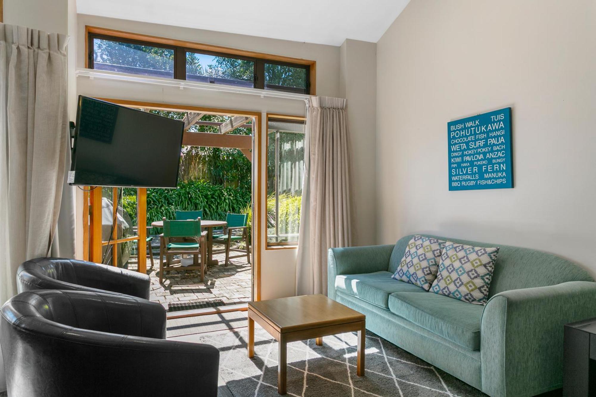 تاوبو Cascades Lakefront Motel المظهر الخارجي الصورة Living room at the Lodge