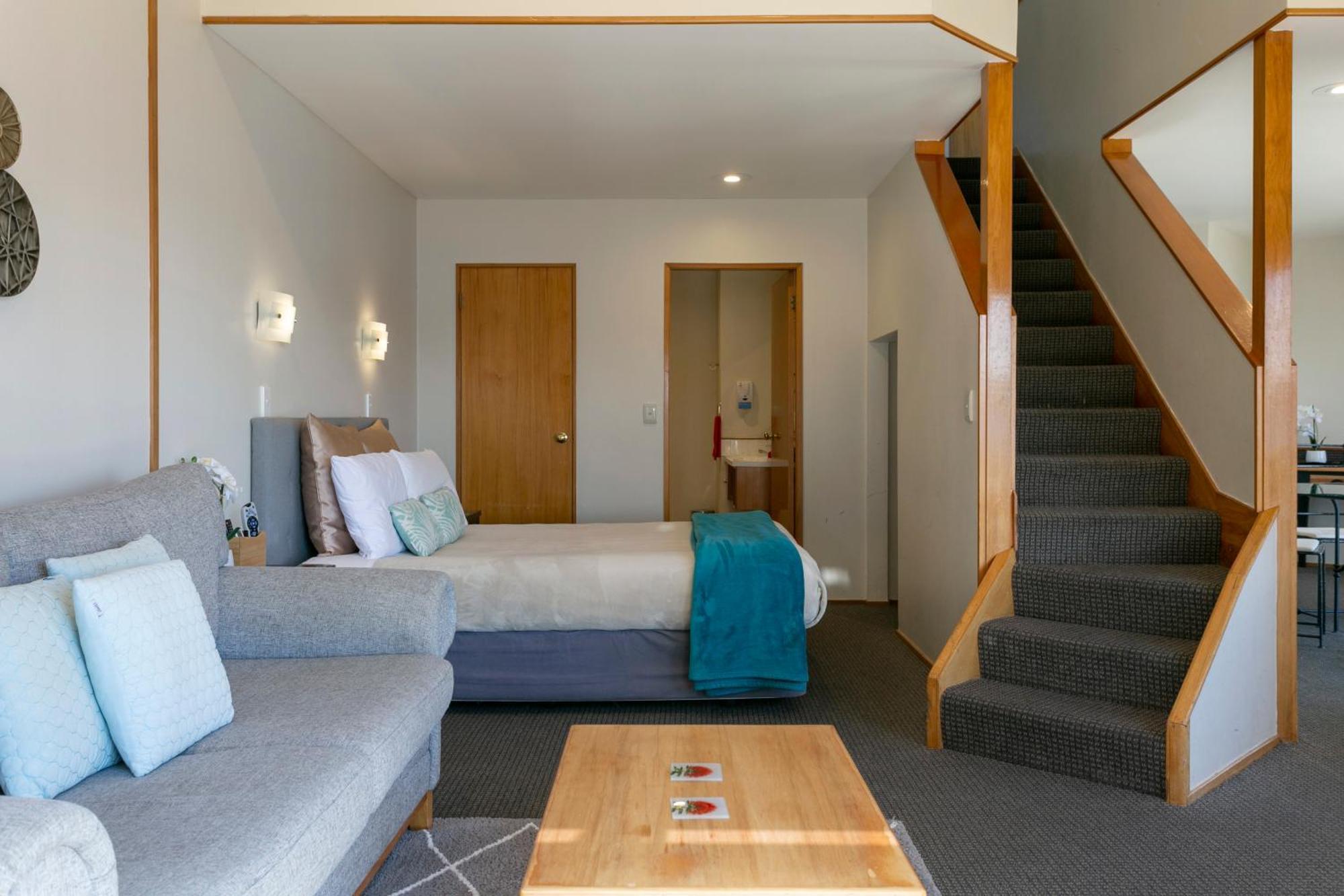 تاوبو Cascades Lakefront Motel المظهر الخارجي الصورة A suite at the hotel