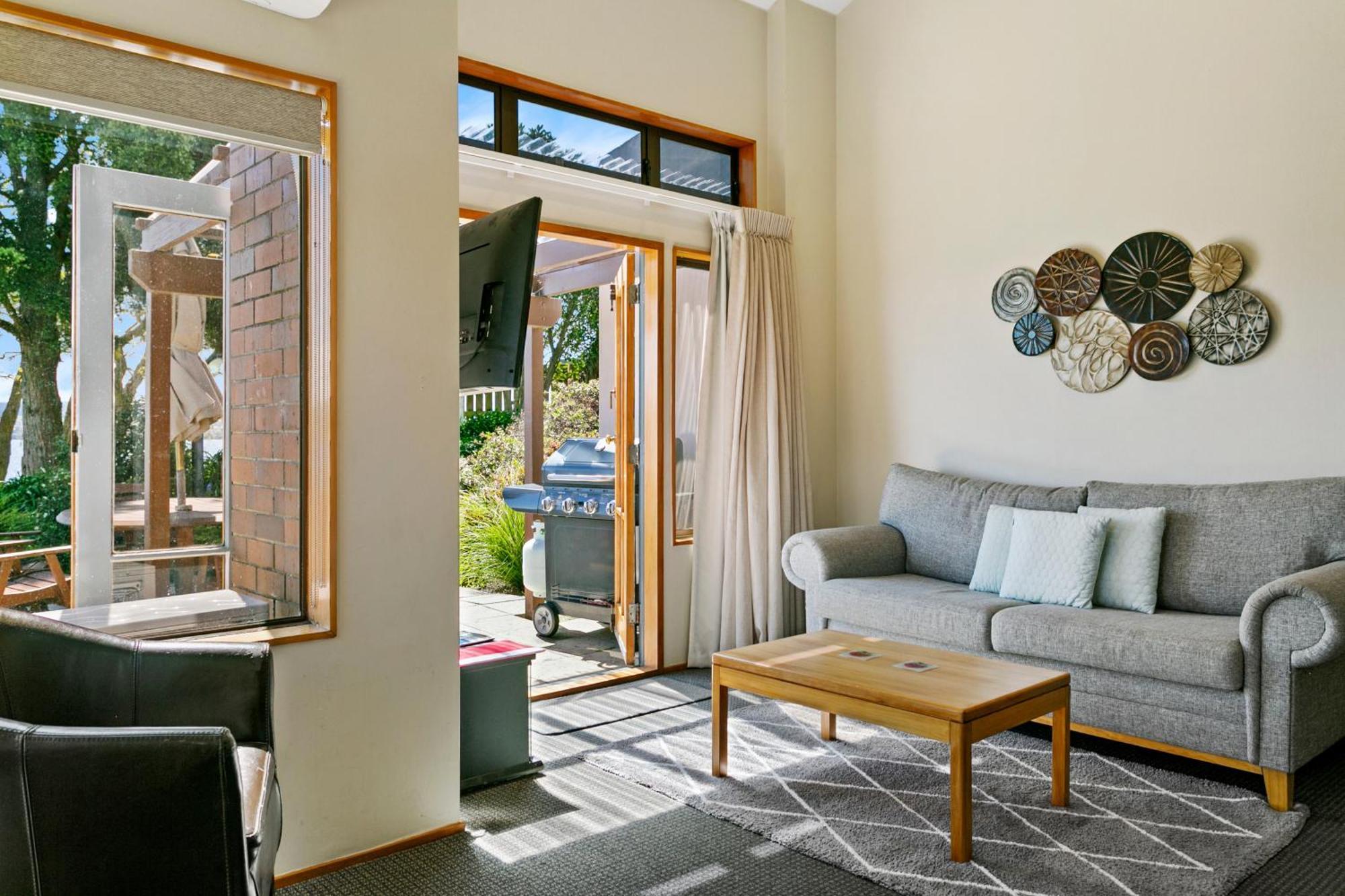تاوبو Cascades Lakefront Motel المظهر الخارجي الصورة A living room in a typical apartment at the hotel