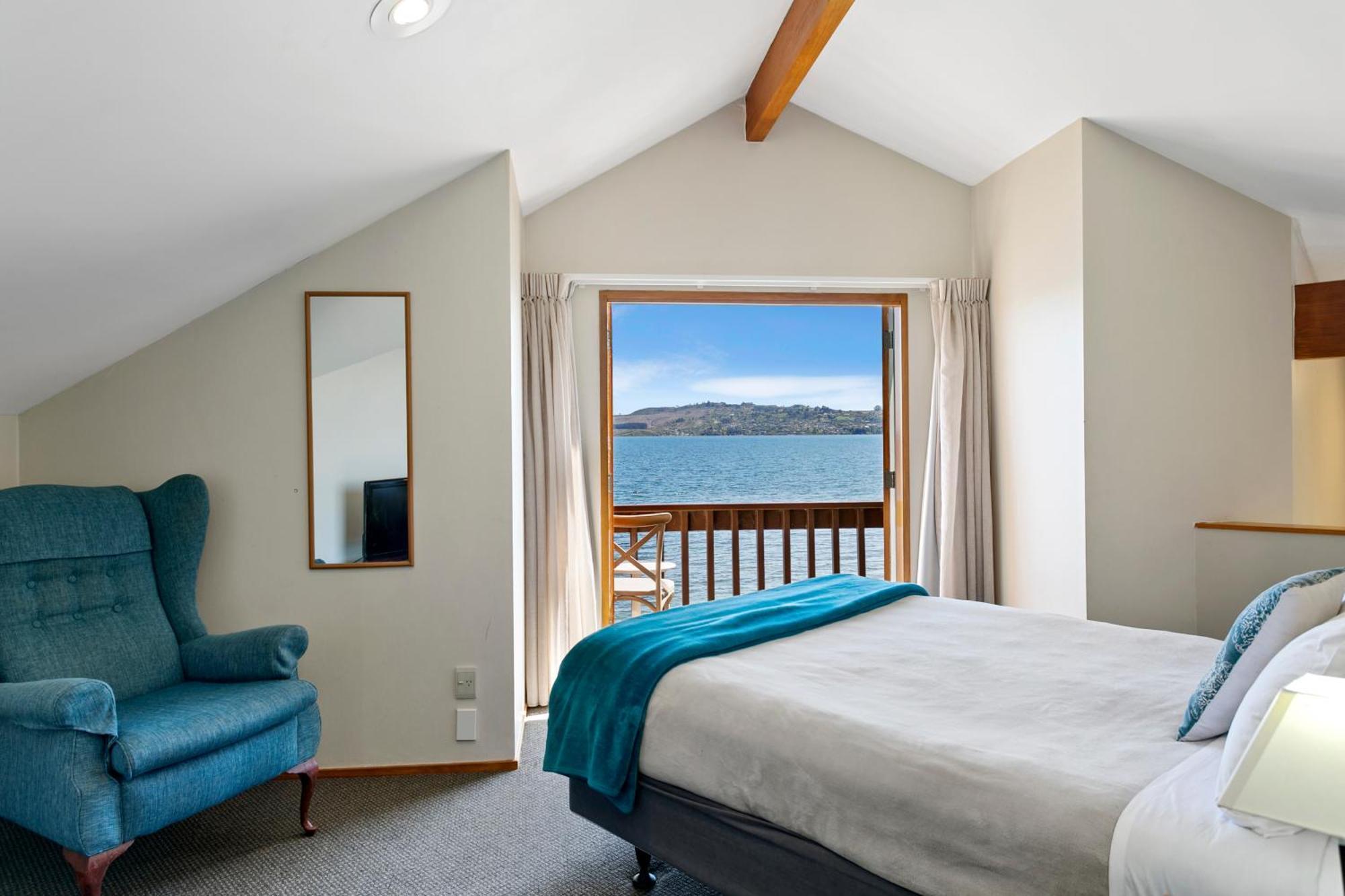 تاوبو Cascades Lakefront Motel المظهر الخارجي الصورة A bedroom at the hotel