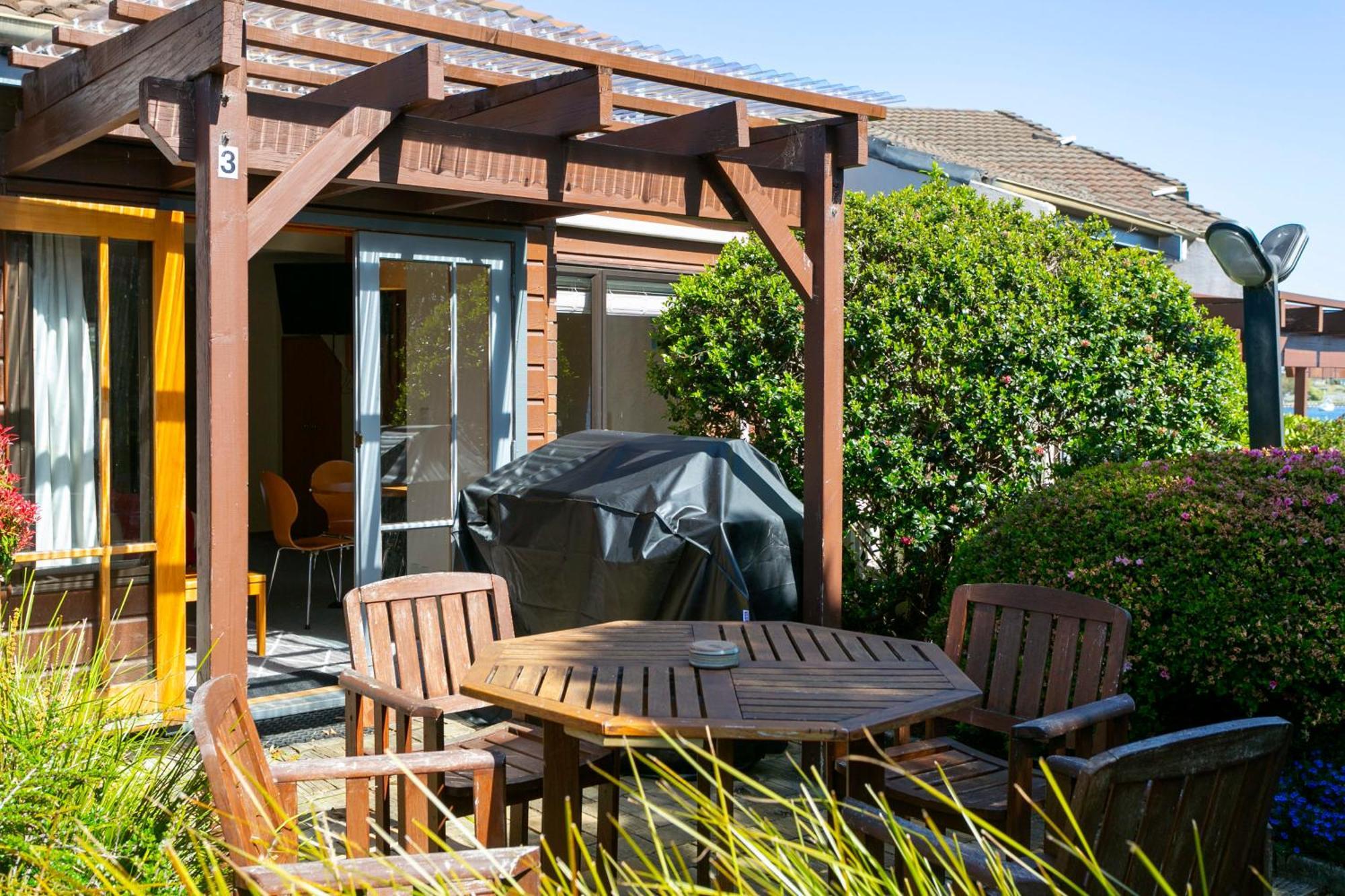 تاوبو Cascades Lakefront Motel المظهر الخارجي الصورة A pergola in a garden