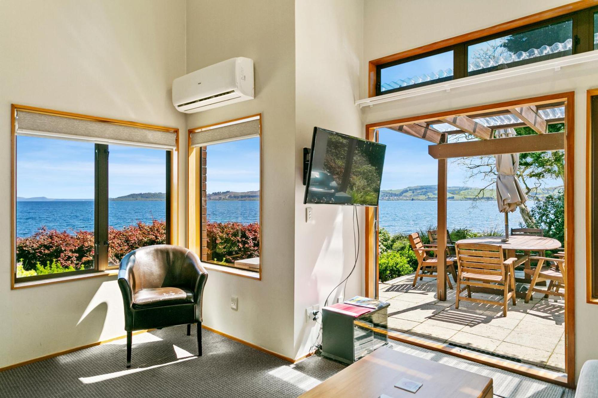 تاوبو Cascades Lakefront Motel المظهر الخارجي الصورة A room at the Bay of Many Coves