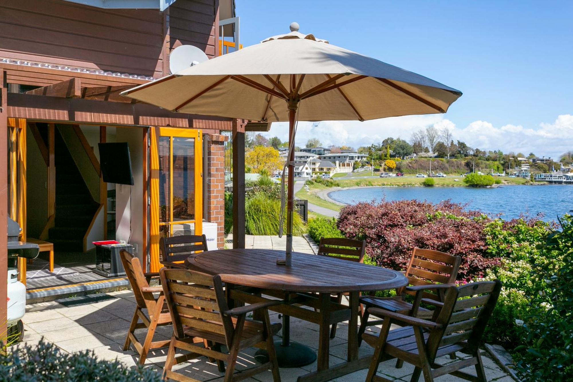 تاوبو Cascades Lakefront Motel المظهر الخارجي الصورة A patio umbrella