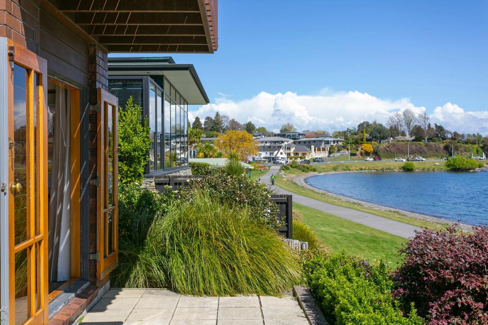 تاوبو Cascades Lakefront Motel المظهر الخارجي الصورة View of the lake from the library