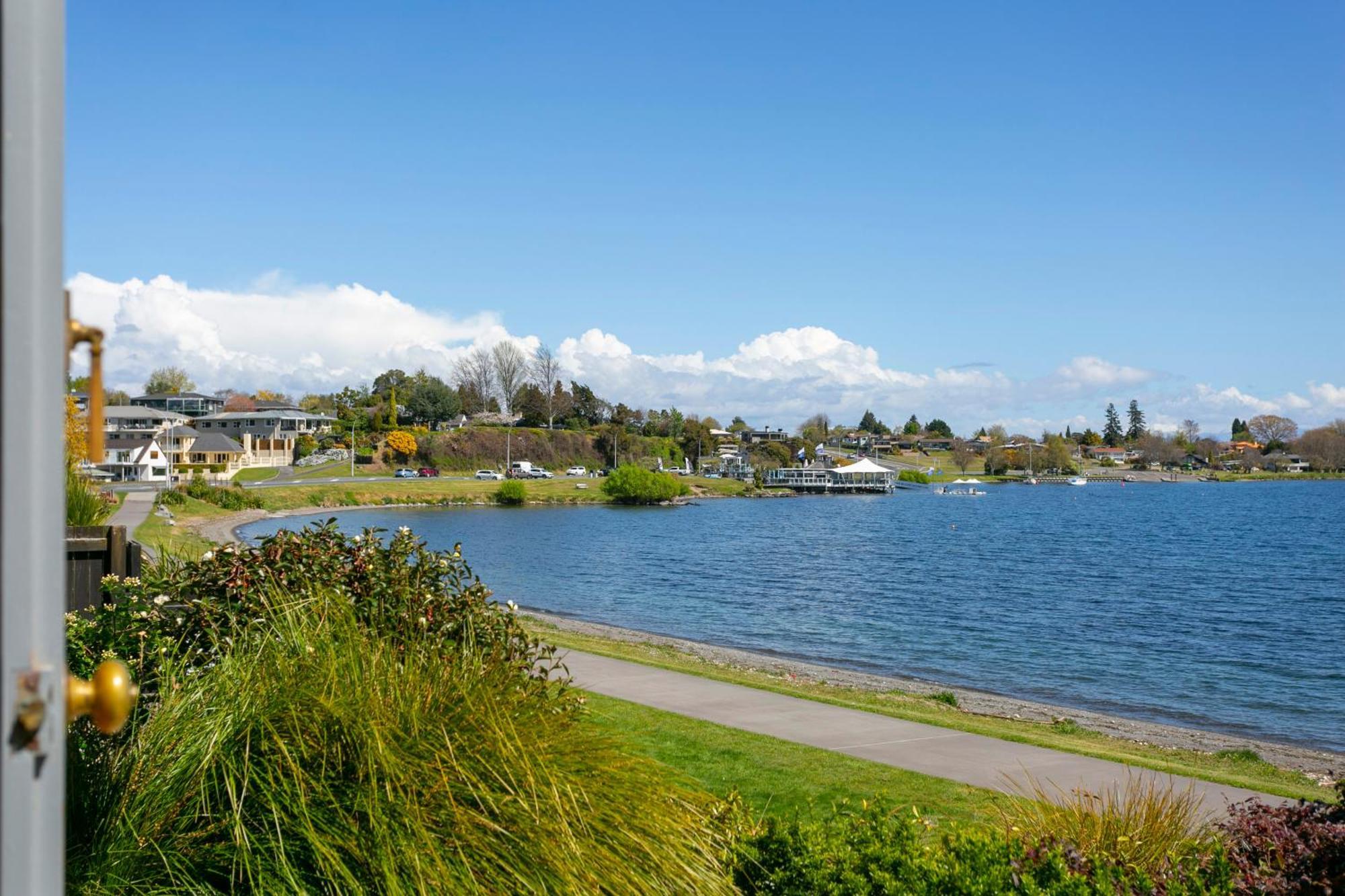 تاوبو Cascades Lakefront Motel المظهر الخارجي الصورة View of Lake Stevens