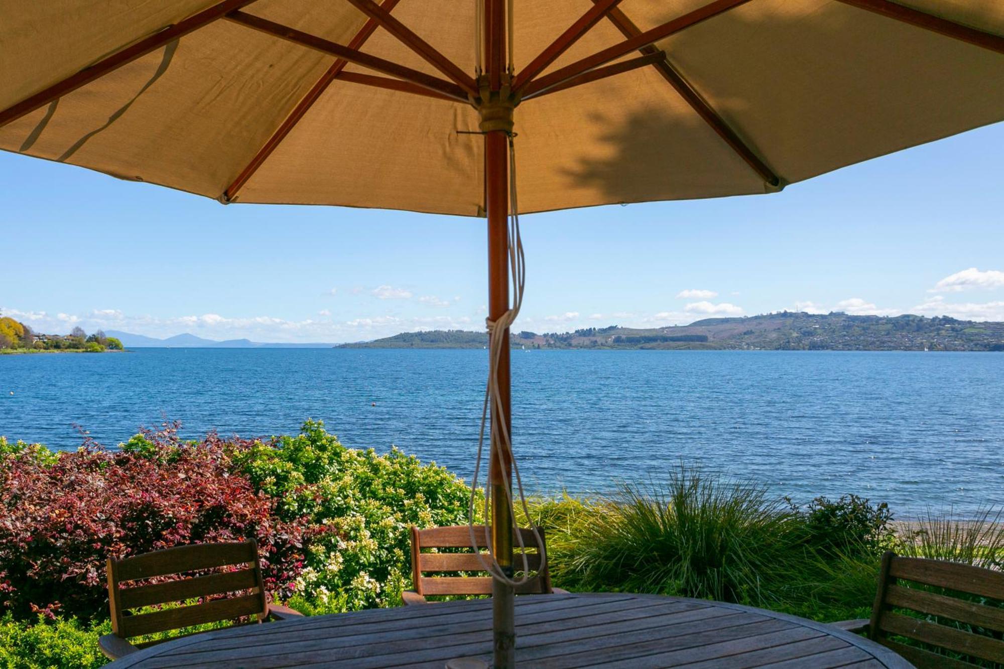 تاوبو Cascades Lakefront Motel المظهر الخارجي الصورة View of the bay from the town
