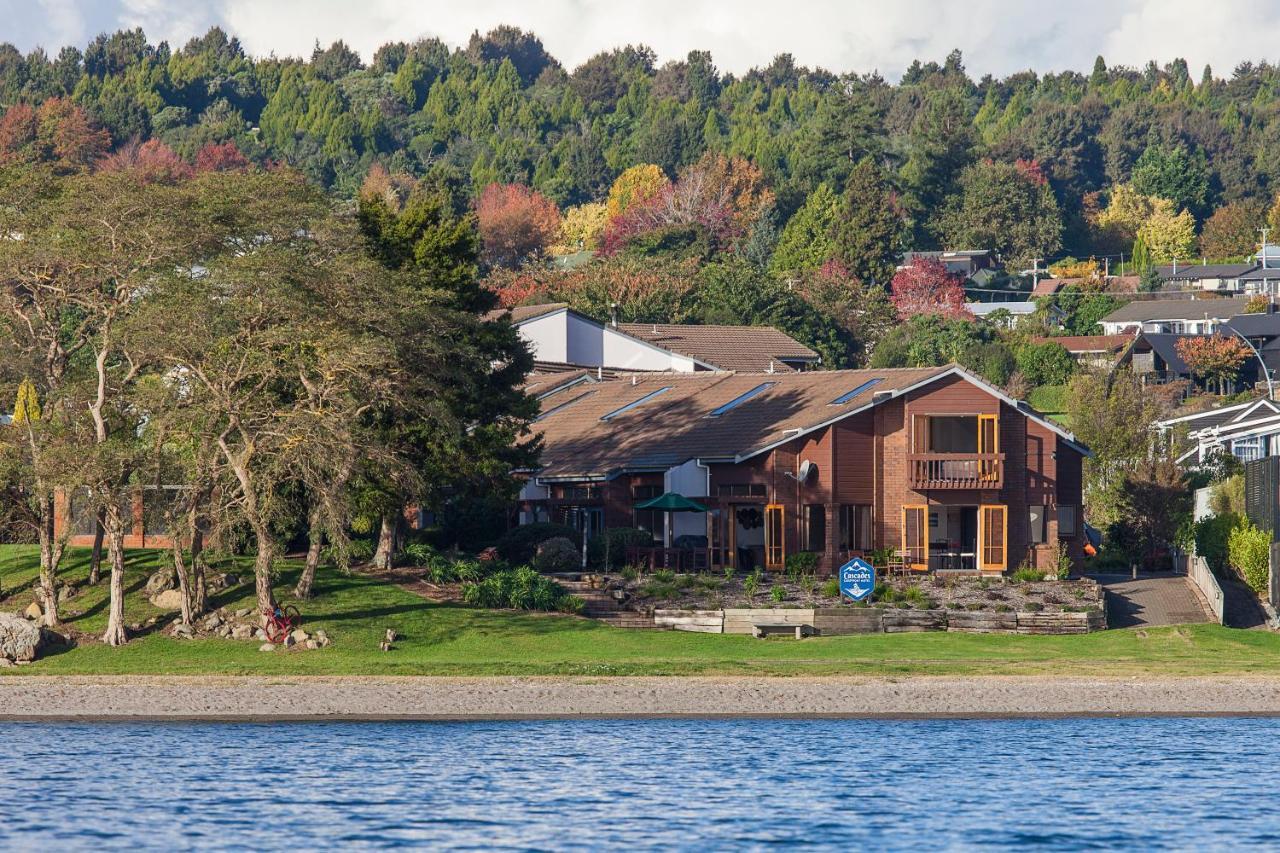 تاوبو Cascades Lakefront Motel المظهر الخارجي الصورة Residential neighborhood on the shore of Lake Stevens